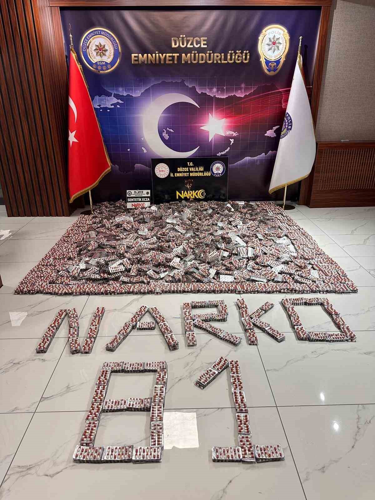 DÜZCE’DE POLİS EKİPLERİNİN DÜZENLEDİĞİ UYUŞTURUCU OPERASYONUNDA, PİYASA DEĞERİ YAKLAŞIK 18 MİLYON TL OLAN 88 BİN 102 ADET SENTETİK ECZA HAPI ELE GEÇİRİLDİ. GÖZALTINA ALINAN ŞÜPHELİ TUTUKLANDI.