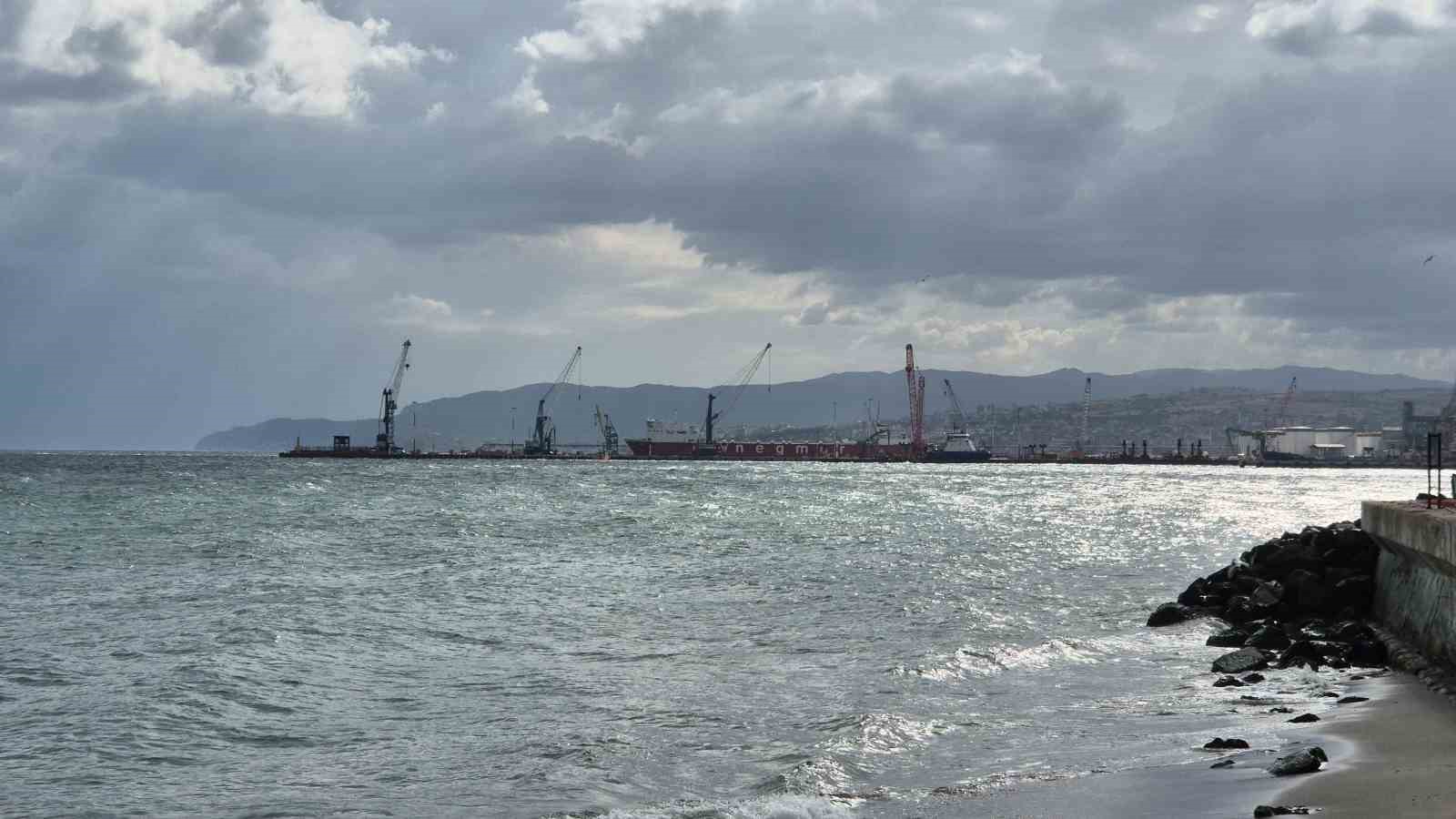 'KESTANE KARASI' FIRTINASI, DENİZDEKİ OLUMSUZ ŞARTLAR NEDENİYLE BALIKÇI TEKNELERİNİN DENİZE AÇILMASINI ENGELLEDİ.