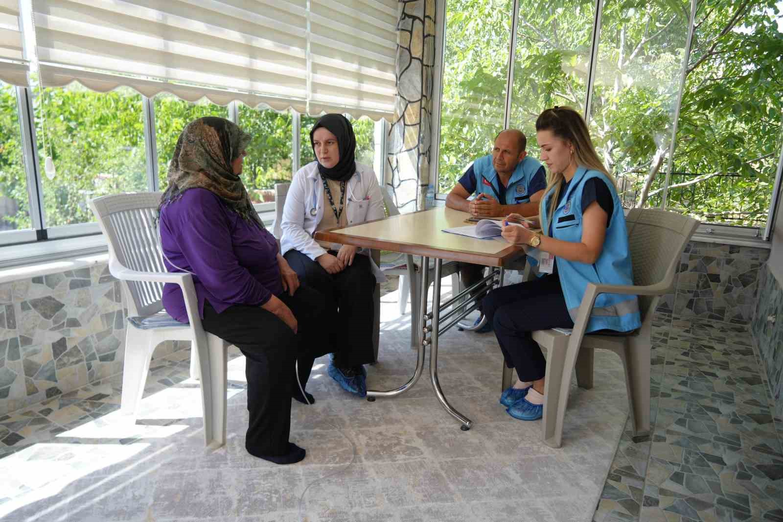 NİĞDE’DE EVDEN ÇIKAMAYAN HASTALAR SAĞLIK HİZMETİNE EVİNDE ULAŞIYOR