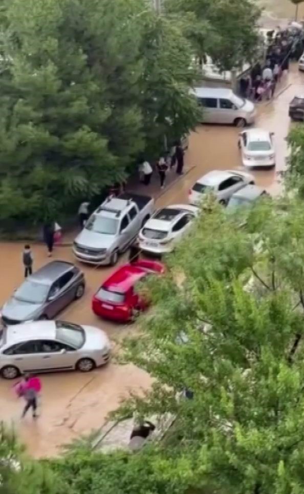 DİYARBAKIR’IN ERGANİ İLÇESİNDE ETKİLİ OLAN SAĞANAK YAĞIŞ HAYATI DURMA NOKTASINA GETİRDİ. CADDELERDE SU BİRİKİNTİLERİ OLURKEN, ARAÇLAR ÇUKURLARA DÜŞTÜ.
