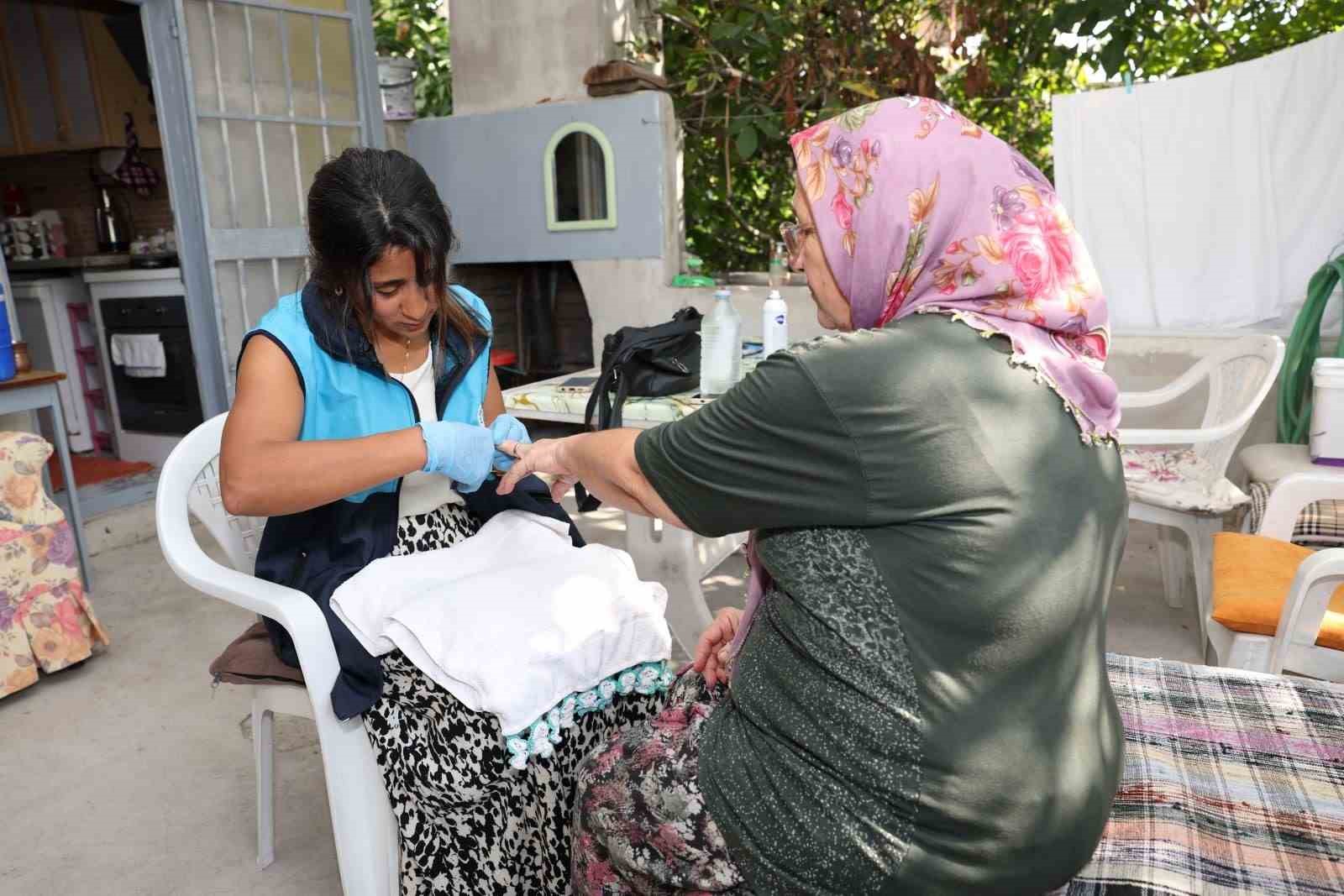 MERSİN'İN MERKEZ İLÇE AKDENİZ BELEDİYESİ, YALNIZ YAŞAYAN, ENGELLİ VE YAŞ ALMIŞ VATANDAŞLARIN GÜNLÜK YAŞAMLARINI KOLAYLAŞTIRMAK AMACIYLA SÜRDÜRDÜĞÜ 'EVDE TEMİZLİK VE KİŞİSEL BAKIM' HİZMETİYLE VATANDAŞLARIN YAŞAM ALANLARINA DESTEK OLUYOR.