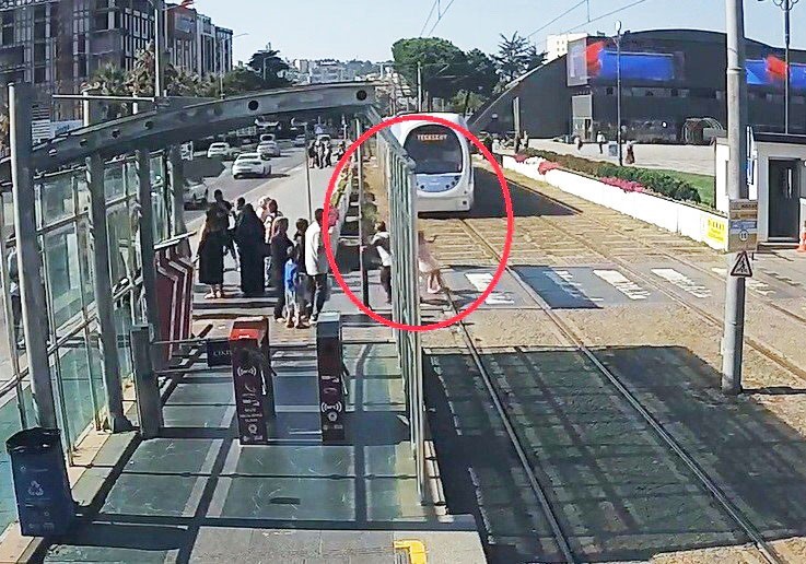 GÖREV YAPTIĞI SIRADA GÖSTERDİĞİ HIZLI VE CESUR MÜDAHALEYLE BİR ÇOCUĞUN HAYATININ KURTULMASINA VESİLE OLAN BÜYÜKŞEHİR BELEDİYESİ’NDE ÖZEL GÜVENLİK GÖREVLİSİ MUHAMMET LAFCI, SAMSUN BÜYÜKŞEHİR BELEDİYE BAŞKANI HALİT DOĞAN TARAFINDAN MAKAMINDA AĞIRLANDI. BAŞKAN DOĞAN, "ŞEHRİMİZİN HUZURU, GÜVENLİĞİ VE HEMŞEHRİLERİMİZİN CAN GÜVENLİĞİ İÇİN GÖREV YAPAN TÜM ÇALIŞMA ARKADAŞLARIMIZIN ORTAYA KOYDUĞU EMEK, ÖZVERİ VE SORUMLULUK BİZLER İÇİN SON DERECE KIYMETLİ" DEDİ.