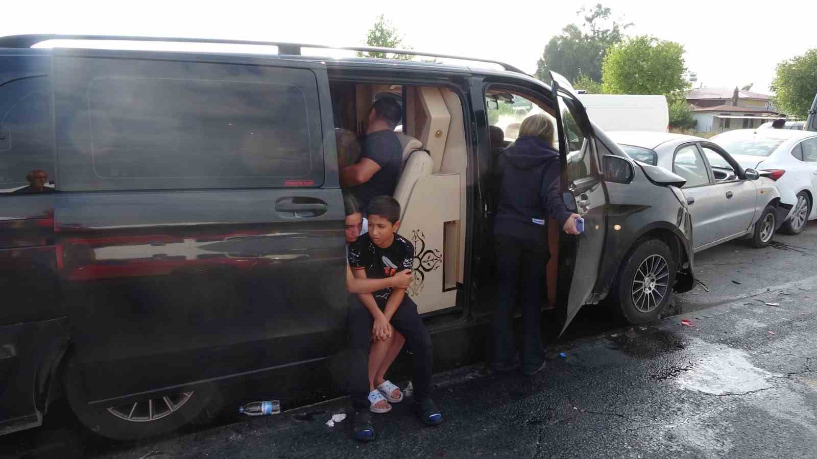 ANTALYA'NIN MANAVGAT İLÇESİNDE 3'Ü TUR ARACI OLMAK ÜZERE 6 ARACIN KARIŞTIĞI ZİNCİRLEME TRAFİK KAZASINDA ARALARINDA YABANCI UYRUKLU TURİSTLERİN DE BULUNDUĞU 17 KİŞİ YARALANDI.