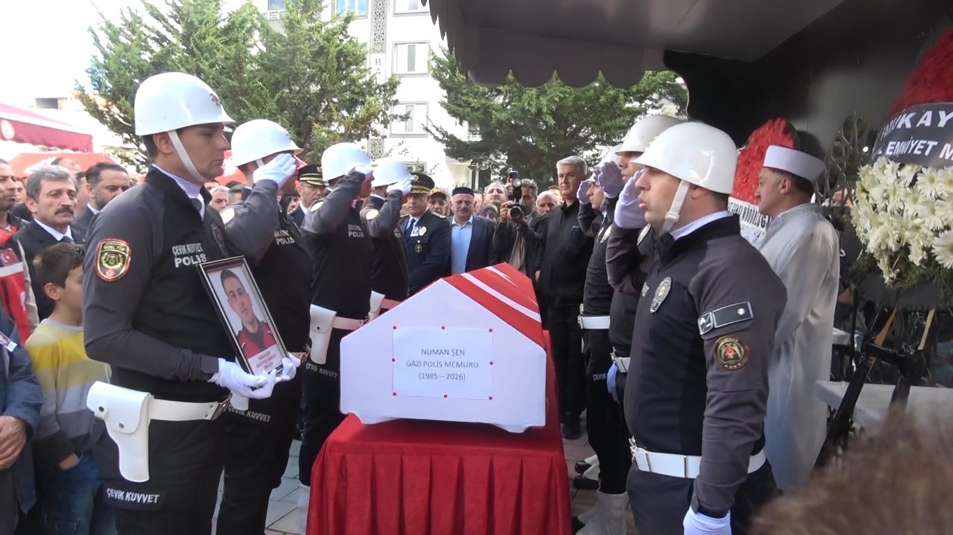 SİNOP’TA TEKNENİN ALABORA OLMASI SONUCU HAYATINI KAYBEDEN GAZİ VE VAZİFE MALULÜ POLİS MEMURU NUMAN ŞEN (41), MEMLEKETİ SİNOP’TA GÖZYAŞLARI ARASINDA SON YOLCULUĞUNA UĞURLANDI.