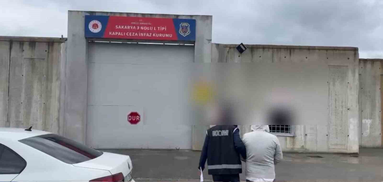 İŞ İNSANLARI VE ESNAFLARA YÖNELİK EL BOMBALI VE MOLOTOFLU 21 AYRI EYLEM HAZIRLIĞINDAKİ 3 ÖRGÜT MENSUBU YAKALANDI. KOD İSİMLERİYLE FAALİYET YÜRÜTEN  3 ŞÜPHELİ, SEVK EDİLDİKLERİ ADLİ MAKAMLARCA TUTUKLANARAK CEZAEVİNE GÖNDERİLDİ.