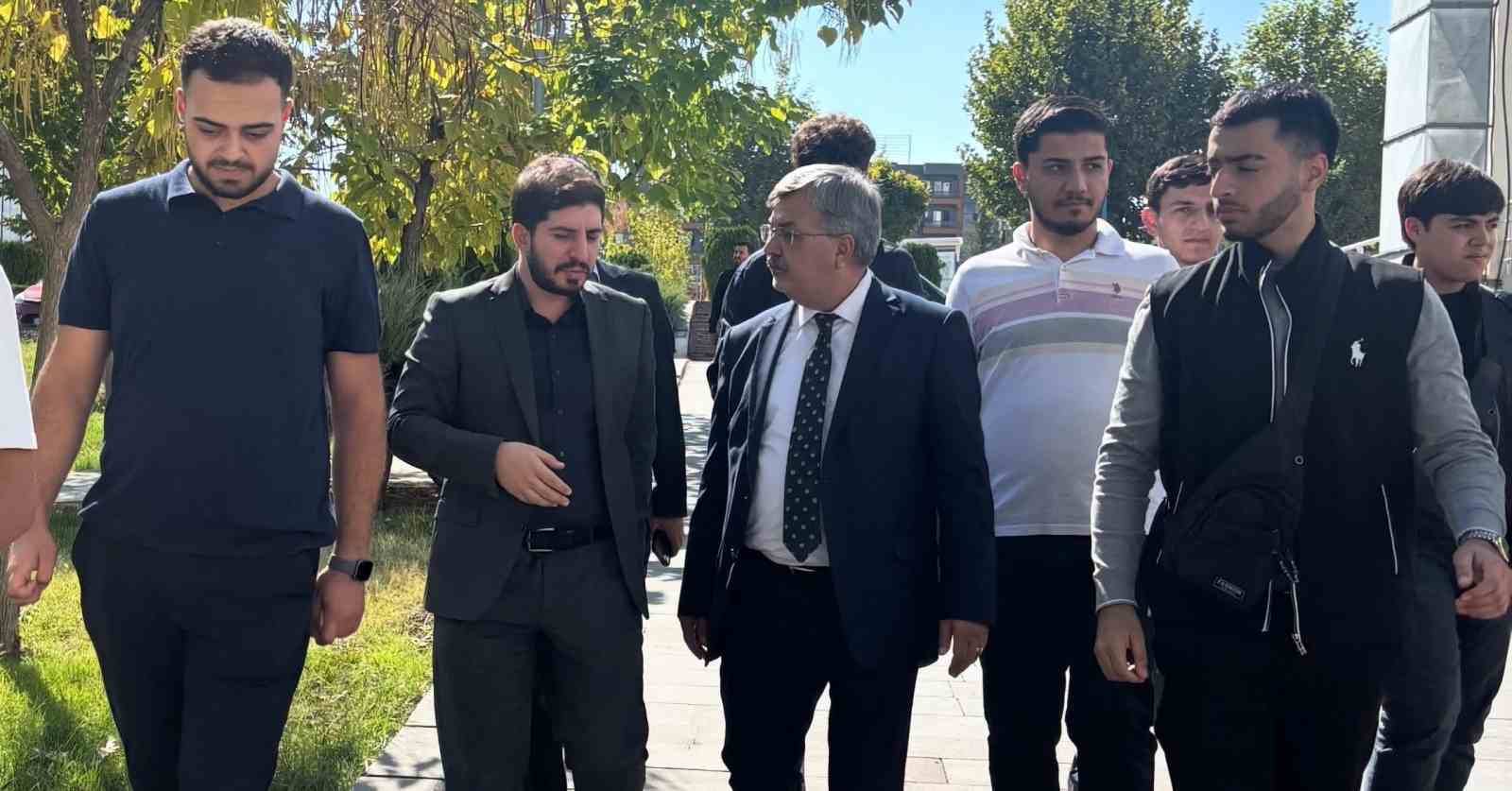 AK PARTİ ADIYAMAN İL BAŞKANI EKREM ÇADIR, ADIYAMAN ÜNİVERSİTESİ KAMPÜSÜNDE GENÇLERLE BİR ARAYA GELEREK ÇEŞİTLİ TEMASLARDA BULUNDU.