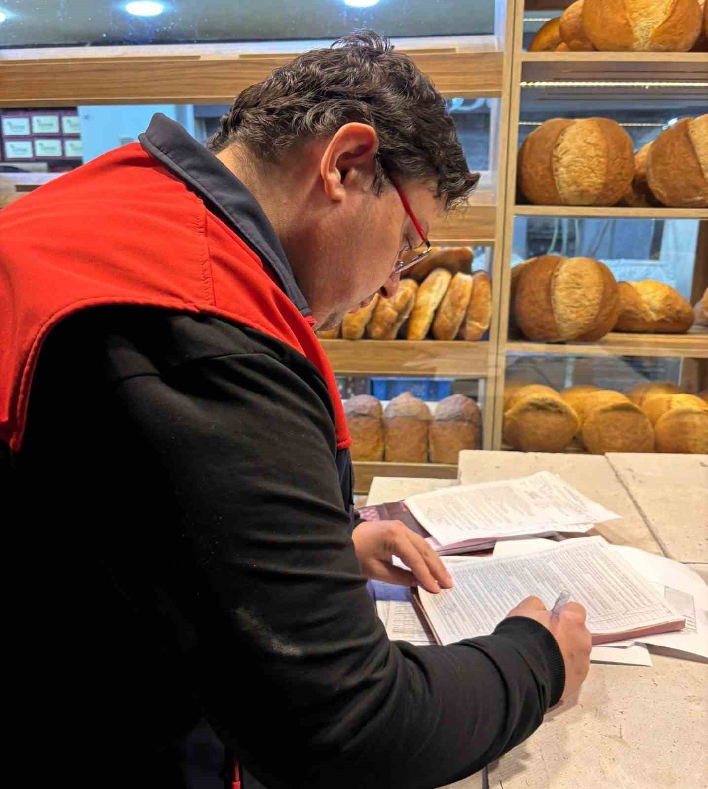 DENİZLİ İL TARIM VE ORMAN MÜDÜRLÜĞÜ EKİPLERİ, VATANDAŞLARIN GÜVENİLİR VE SAĞLIKLI GIDAYA ULAŞMASINI SAĞLAMAK AMACIYLA EKMEK ÜRETİMİ YAPAN İŞLETMELERE YÖNELİK GECE DENETİMLERİNİ SÜRDÜRÜYOR.