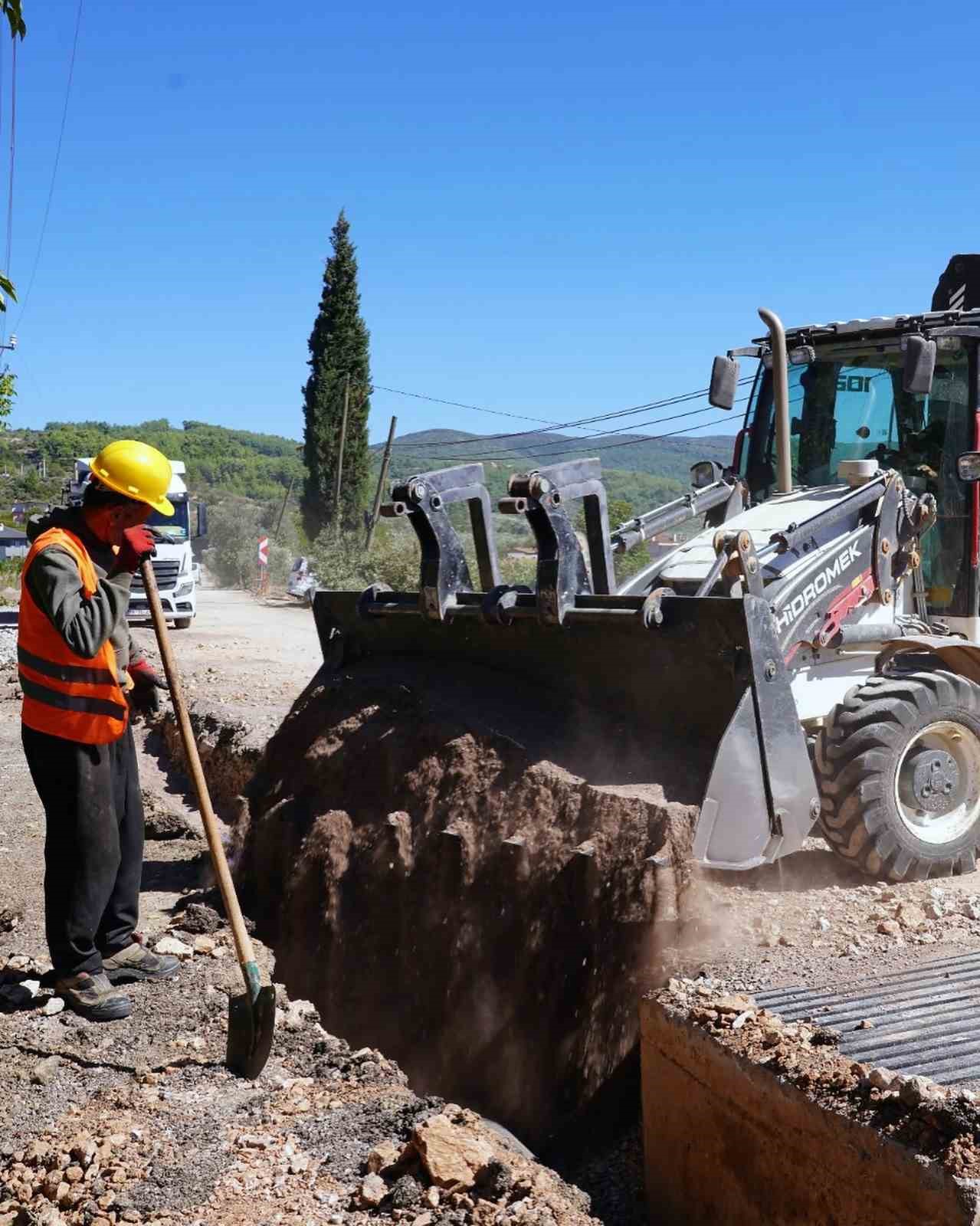 MUSKİ, YERKESİK MAHALLESİNDE 6,5 KİLOMETRE SU İSALE HATTINI YENİLİYOR