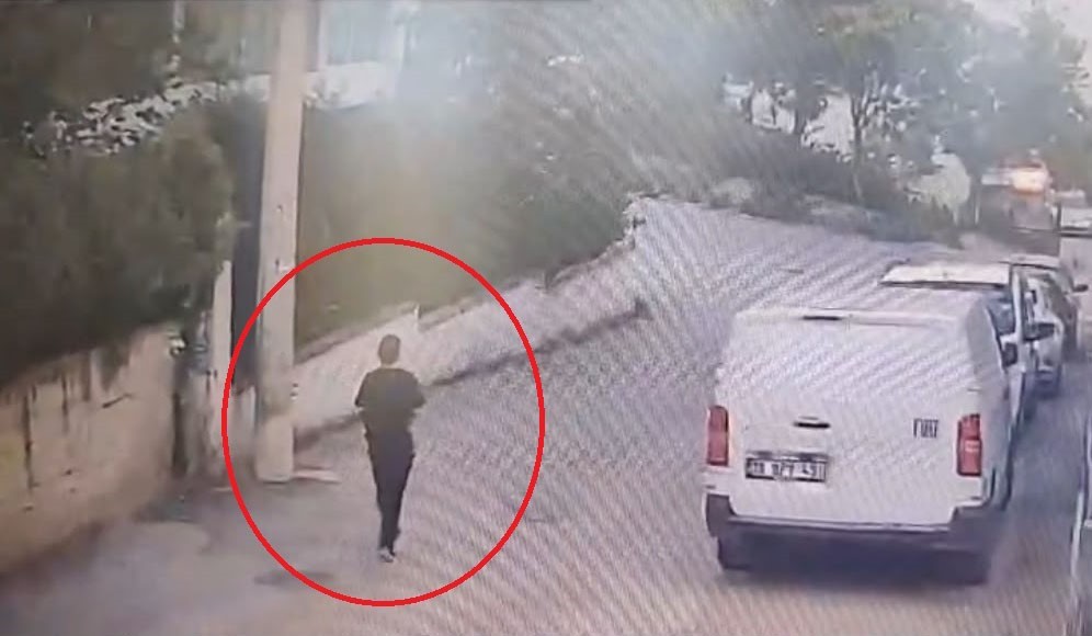 APARTMANLARIN BİRİNCİ KATLARINA ÖRÜMCEK ADAM GİBİ TIRMANARAK EVLERE GİREN ŞAPKALI ŞÜPHELİNİN, FARKLI ADRESLERDEN TOPLAM YAKLAŞIK 200 BİN TL DEĞERİNDE EŞYA VE PARA ÇALDIĞI TESPİT EDİLDİ.