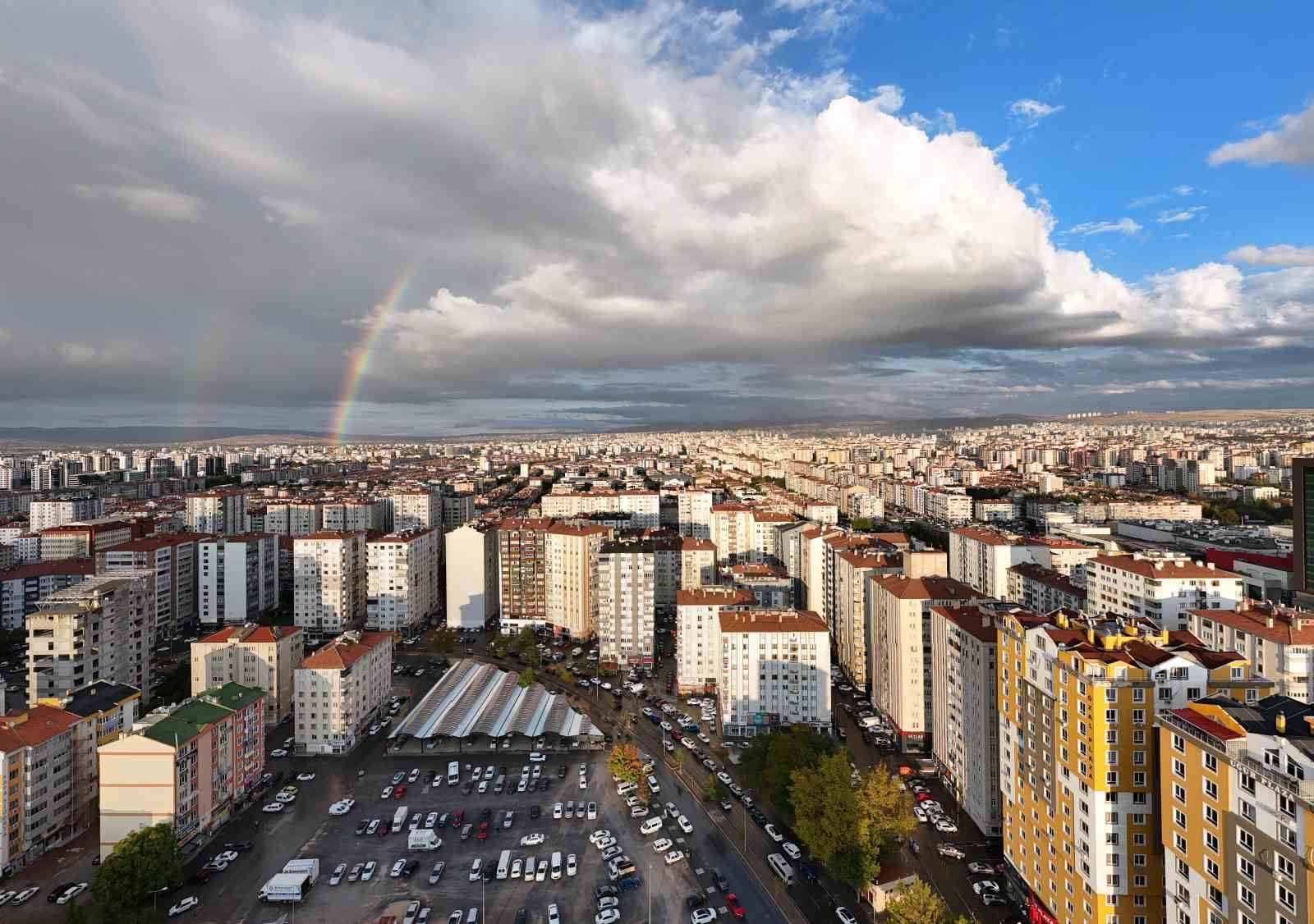 KAYSERİ'DE BELİREN GÖKKUŞAĞININ HAVADAN ÇEKİLEN GÖRÜNTÜLERİ GÜZEL GÖRÜNTÜLER OLUŞTURDU.