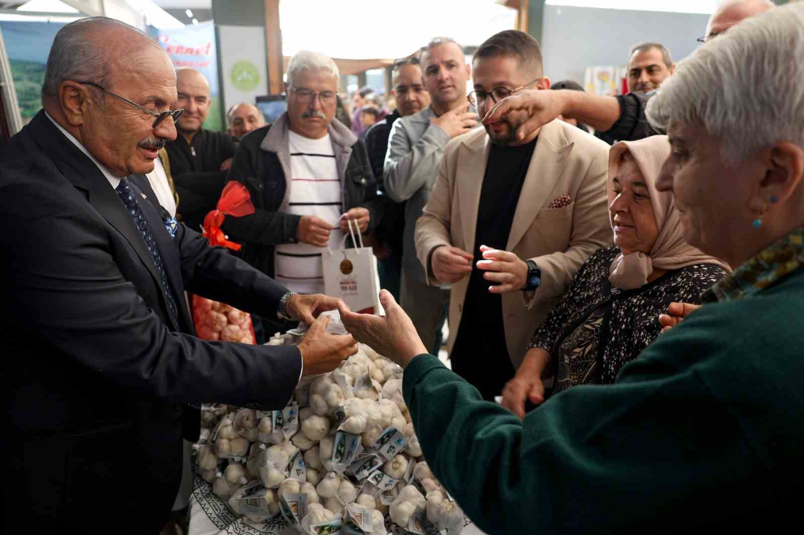 TAŞKÖPRÜ BELEDİYE BAŞKANI HÜSEYİN ARSLAN, ANKARA’DA DÜZENLENEN ETKİNLİKTE VATANDAŞLARA TAŞKÖPRÜ SARIMSAĞI DAĞITTI.