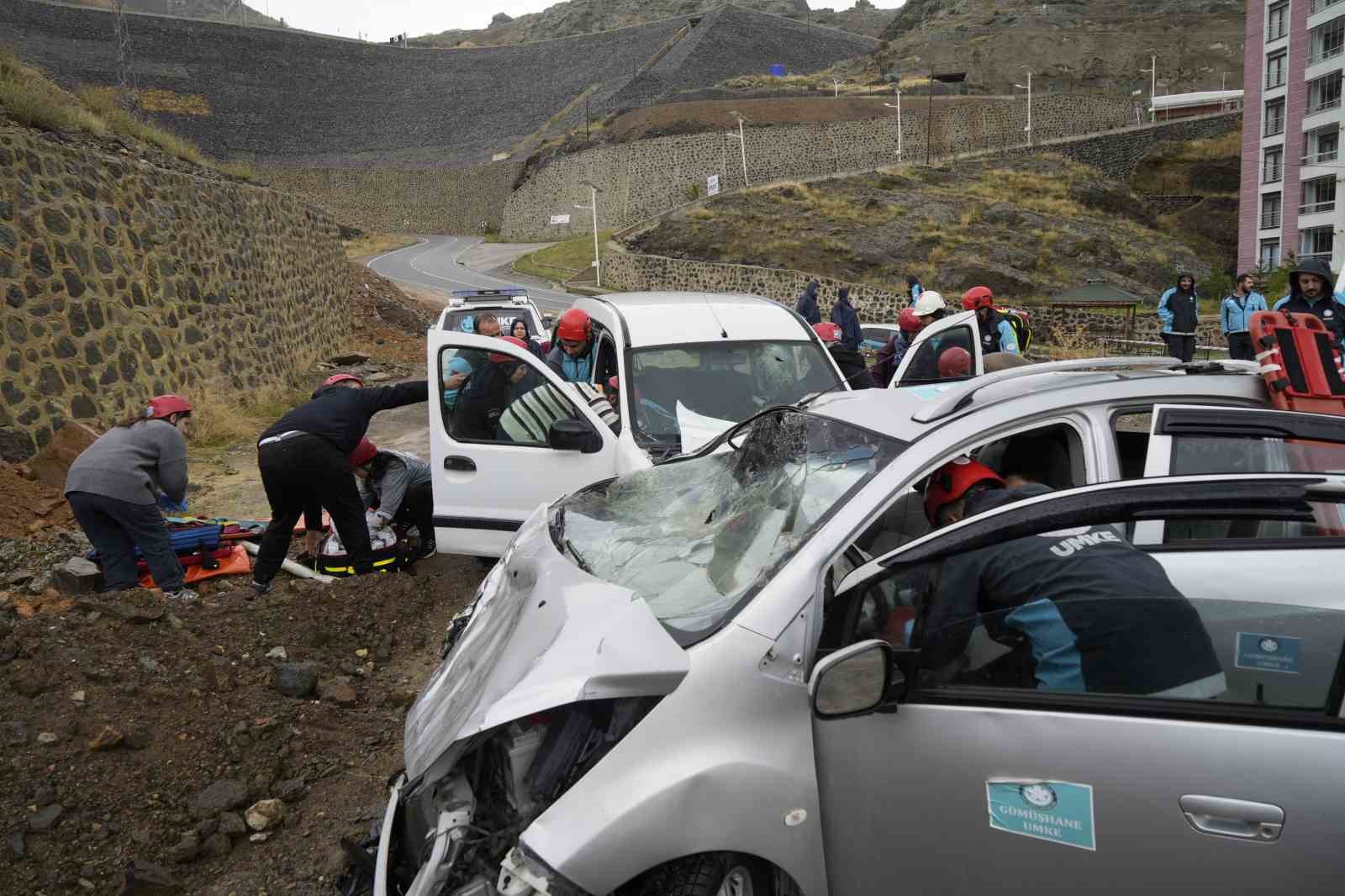 GÜMÜŞHANE’DE UMKE EKİPLERİ, HEYELAN SONRASI TRAFİK KAZASI SENARYOSUYLA MEDİKAL KURTARMA TATBİKATI GERÇEKLEŞTİRDİ.
