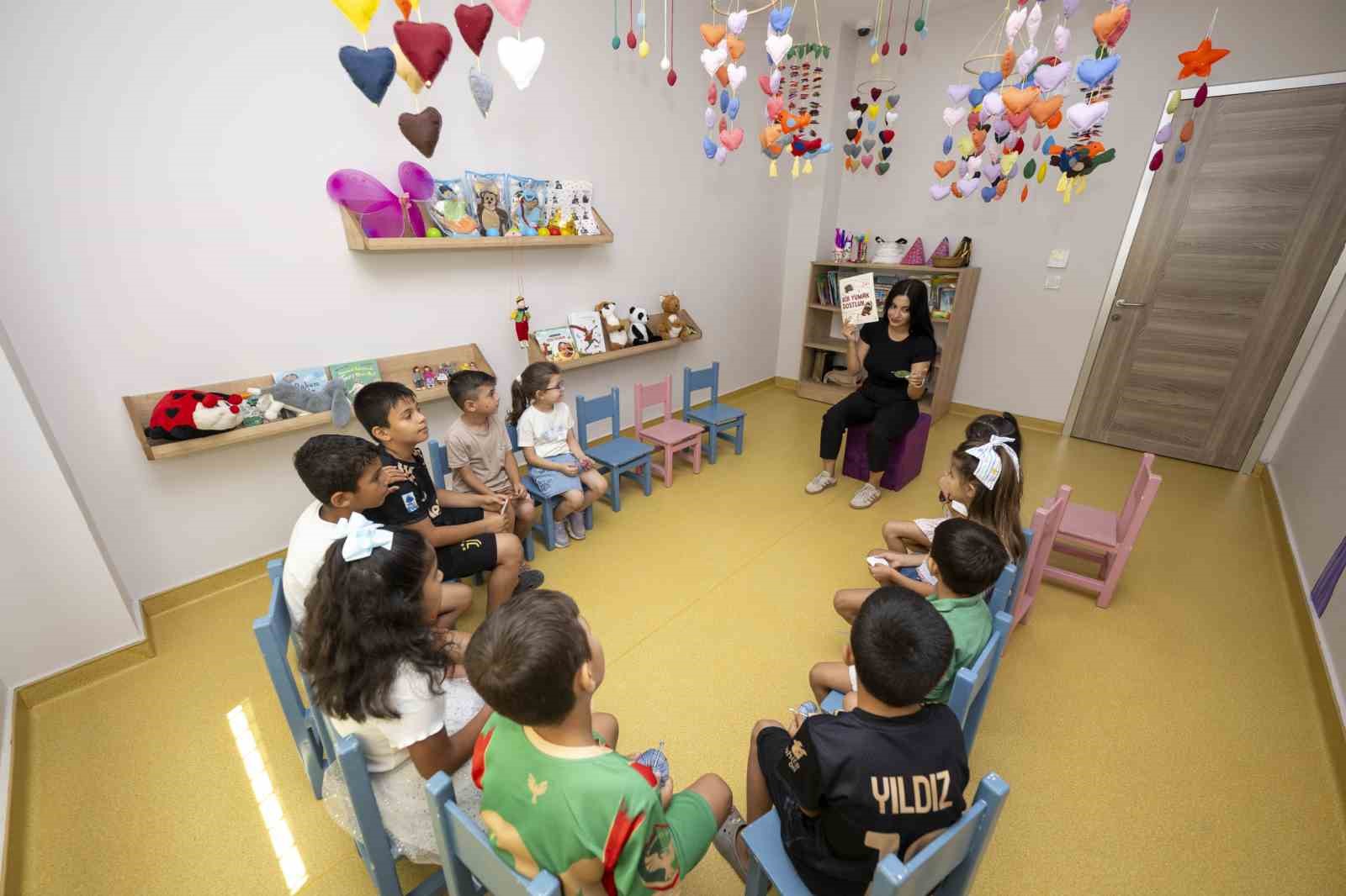 MERSİN’DE ÇOCUK KAMPÜSLERİNDE YAZ DÖNEMİNE ÖZEL DÜZENLENEN ÜCRETSİZ ATÖLYELER, ÇOCUKLARIN TATİLLERİNİ HEM EĞLENEREK HEM DE ÖĞRENEREK GEÇİRMELERİNE İMKAN SAĞLIYOR.