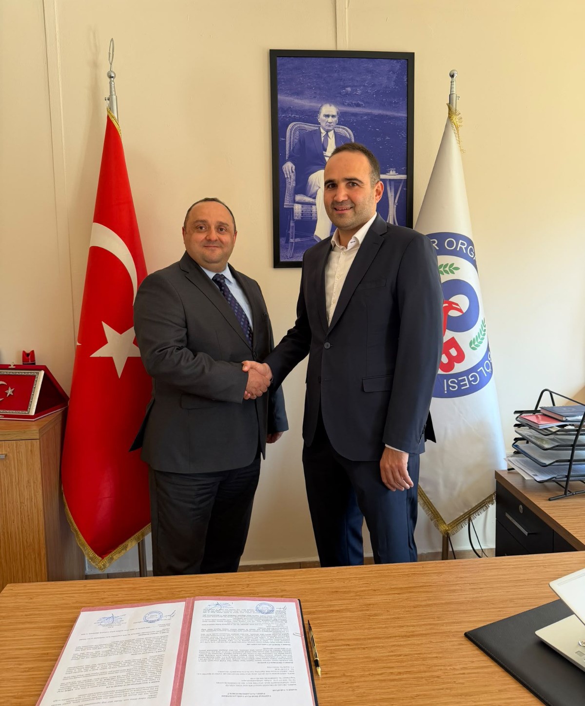 PROTOKOL, ORTAKLAR OSB YÖNETİM KURULU ÜYESİ MEHMET GÖÇMEZ (SOLDA) VE TURKA ARAÇ MUAYENE İSTASYONLARI TEMSİLCİSİ GARİP EKENEL’İN (SAĞDA) KATILIMIYLA İMZALANDI
