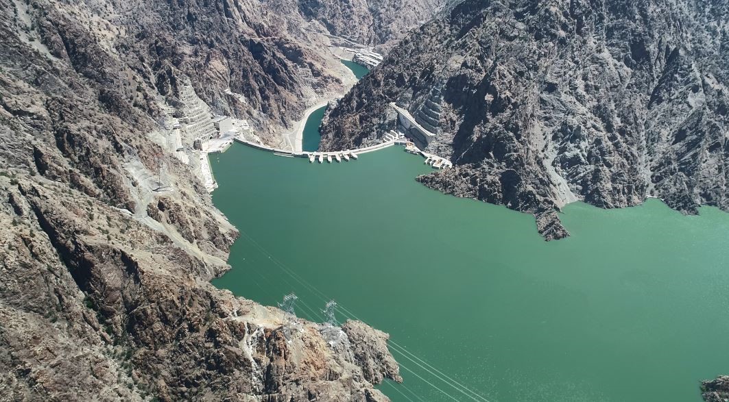 ARTVİN’DEKİ YUSUFELİ BARAJI VE HES, KURAK GEÇEN 2025 YILINDA REKOR SEVİYEDE ELEKTRİK ÜRETİRKEN, DÜZENLİ SU SAĞLADIĞI ARTVİN, DERİNER, BORÇKA VE MURATLI BARAJLARININ YILLIK ÜRETİMİNİ DE YÜZDE 10 SEVİYESİNDE ARTIRDI.