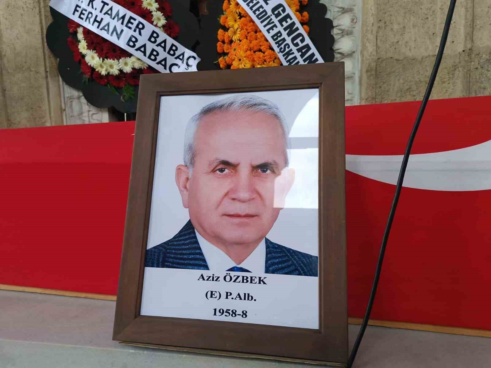 EDİRNE'DE 86 YAŞINDAKİ KIBRIS GAZİSİ AZİZ ÖZBEK, ESKİ CAMİ’DE ÖĞLE NAMAZININ ARDINDAN DÜZENLENEN ASKERİ TÖRENLE SON YOLCULUĞUNA UĞURLANDI.