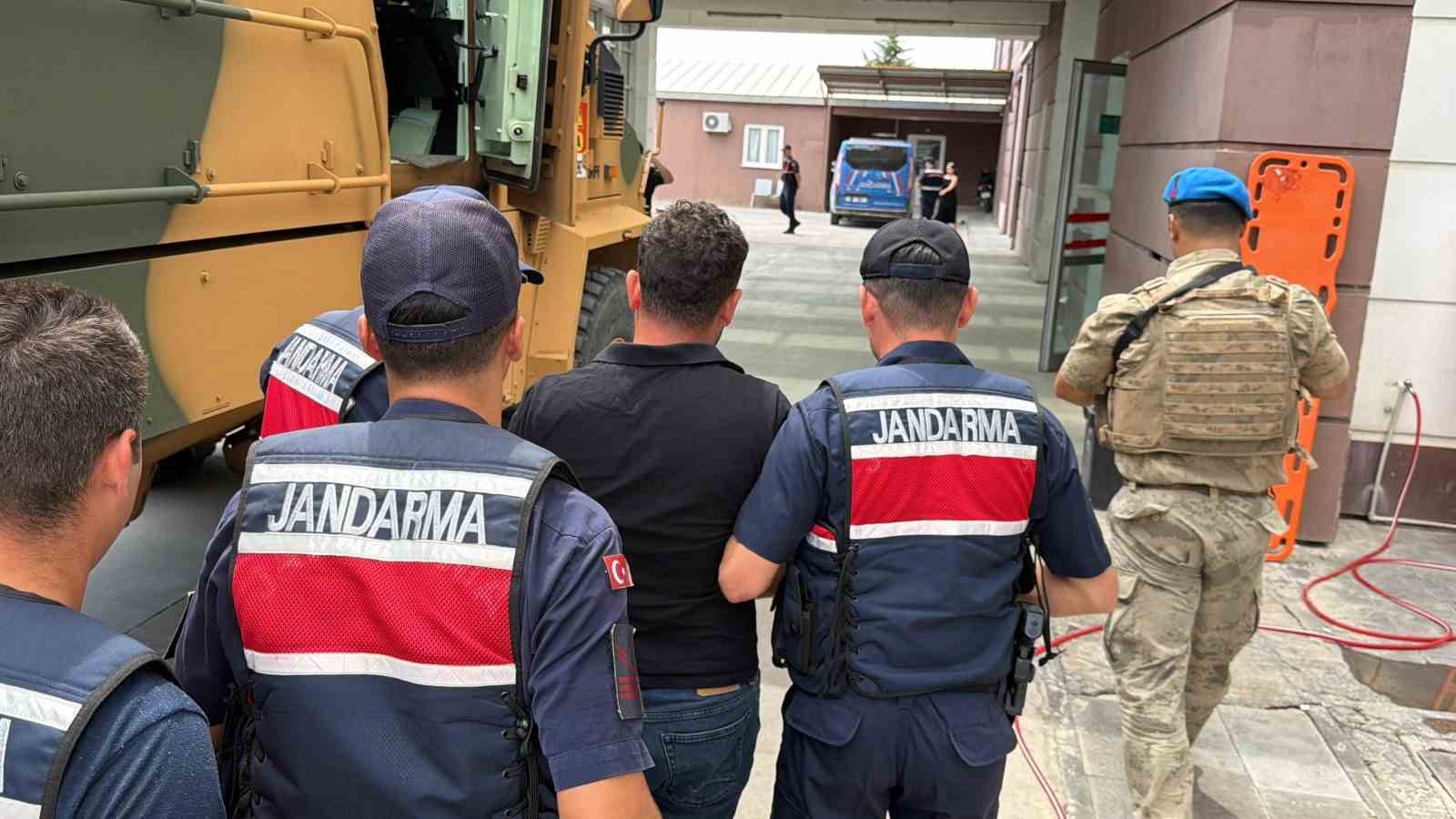 ADIYAMAN’DA ENİŞTESİNİ VURUP ÖLDÜRDÜKTEN SONRA ‘YARALI VAR’ İHBARINDA BULUNARAK KAYIPLARA KARIŞAN KAYINBİRADER, JANDARMA VE SAVCILIĞIN TİTİZ ÇALIŞMALARI SONUCU YAKALANDI.