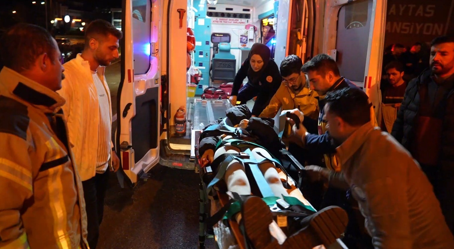 GÜMÜŞHANE’DE BAĞLARBAŞI MAHALLESİ KAZIM KARABEKİR CADDESİ’NDE KONTROLDEN ÇIKAN OTOMOBİL, REFÜJE ÇARPARAK KARŞI ŞERİDE GEÇTİ VE KALDIRIMDA YÜRÜYEN ÜNİVERSİTE ÖĞRENCİSİNE ÇARPTI. O ANLAR GÜVENLİK KAMERASINA YANSIRKEN KAZADA 4 KİŞİ YARALANDI.