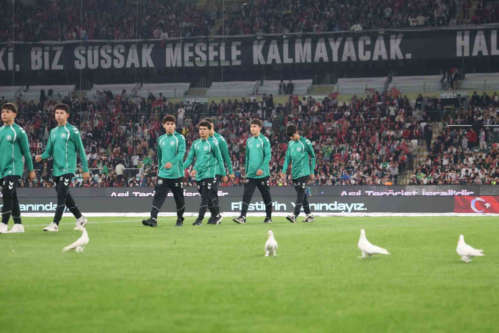 KONYASPOR İLE FİLİSTİN MİLLİ TAKIMI, KONYA'DA OYNANAN DOSTLUK KARŞILAŞMASINDA 2-2 BERABERE KALDI.