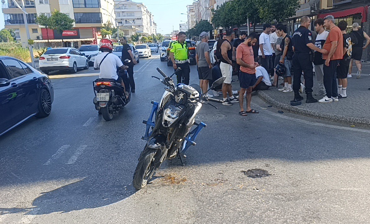 ANTALYA’NIN MANAVGAT İLÇESİNDE SEYİR HALİNDEKİ MOTOSİKLET İLE HAFİF TİCARİ ARACIN ÇARPIŞMASI SONUCU MEYDANA GELEN KAZADA MOTOSİKLET SÜRÜCÜSÜ YARALANDI.
