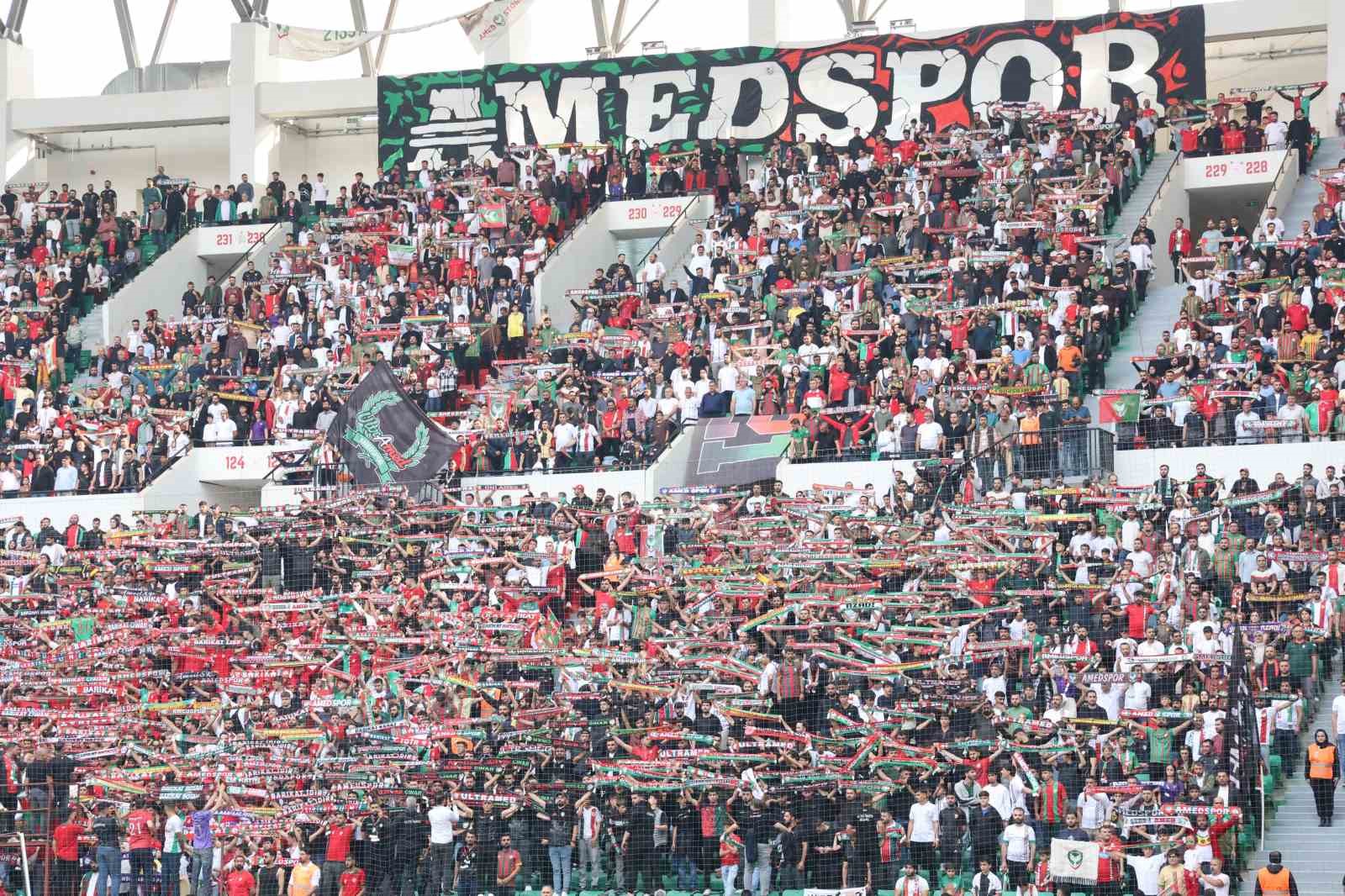 TRENDYOL SÜPER LİG’İN 8. HAFTASINDA AMED SPORTİF FAALİYETLER, SAHASINDA KONYASPOR İLE MÜCADELE EDİYOR. MÜSABAKANIN İLK YARISI GOLSÜZ EŞİTLİK İLE SONUÇLANDI.