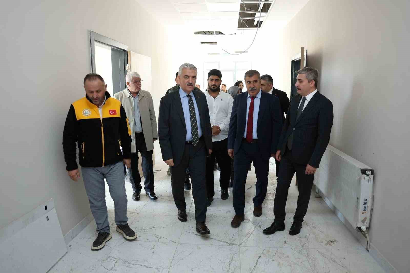 DÜZCE VALİSİ MEHMET MAKAS, AĞA MAHALLESİ'NDEKİ RIZA MALATYALI İLKOKULU İLE UZUNMUSTAFA MAHALLESİ'NDEKİ UZUNMUSTAFA İLKOKULU EK HİZMET BİNASINDA İNCELEMELERDE BULUNDU. İNŞAAT ÇALIŞMALARINDA SONA GELİNEN EĞİTİM YATIRIMLARININ KISA SÜREDE HİZMETE ALINMASI HEDEFLENİYOR.