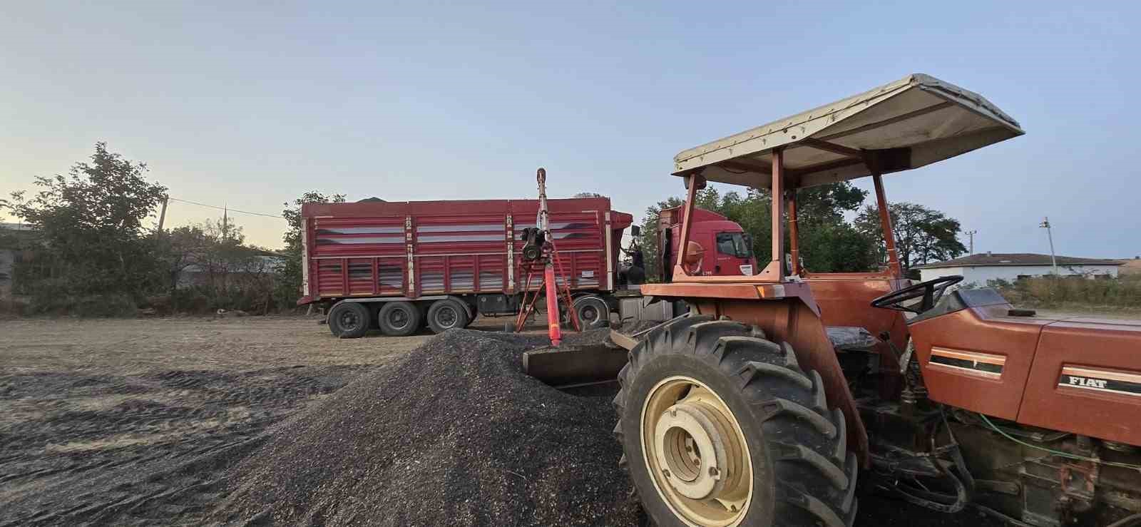 KARADENİZ YAĞLI TOHUMLAR TARIM SATIŞ KOOPERATİFLERİ BİRLİĞİ (KARADENİZBİRLİK), 2026 SEZONU YAĞLIK AYÇİÇEĞİ ÖN ALIM FİYATINI TON BAŞINA 34 BİN LİRA OLARAK BELİRLEDİ. BİRLİĞİN AÇIKLADIĞI FİYAT, GEÇEN YIL TON BAŞINA 29 BİN LİRA OLAN ÖN ALIM FİYATINA GÖRE YÜZDE 17,2 ARTIŞ GÖSTERDİ.