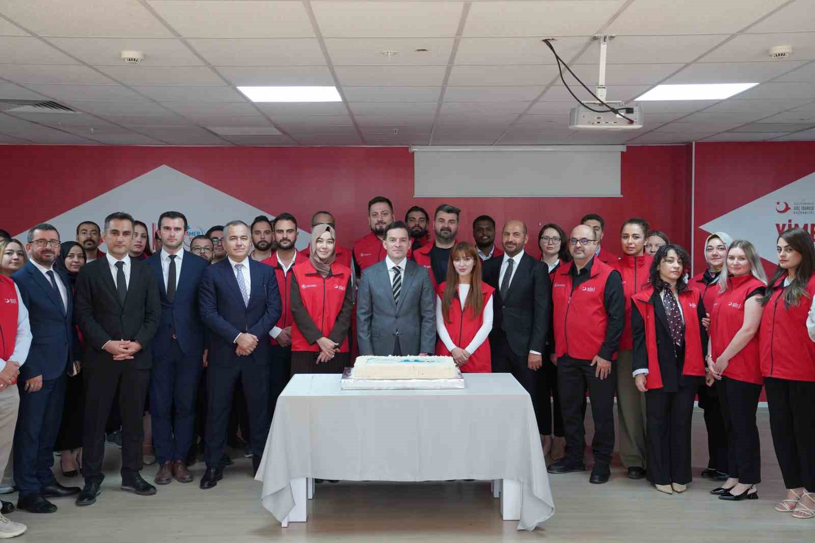 YABANCILAR İLETİŞİM MERKEZİ'NİN (YİMER 157) 11’İNCİ KURULUŞ YIL DÖNÜMÜ DOLASIYLA ÇAĞRI MERKEZİNİ ZİYARET EDEN GÖÇ İDARESİ BAŞKANI MUHAMMET SELAMİ YAZICI, MERKEZİN 11 YILDA 27 MİLYON 713 BİN ÇAĞRIYI KARŞILADIĞINI BİLDİRDİ.