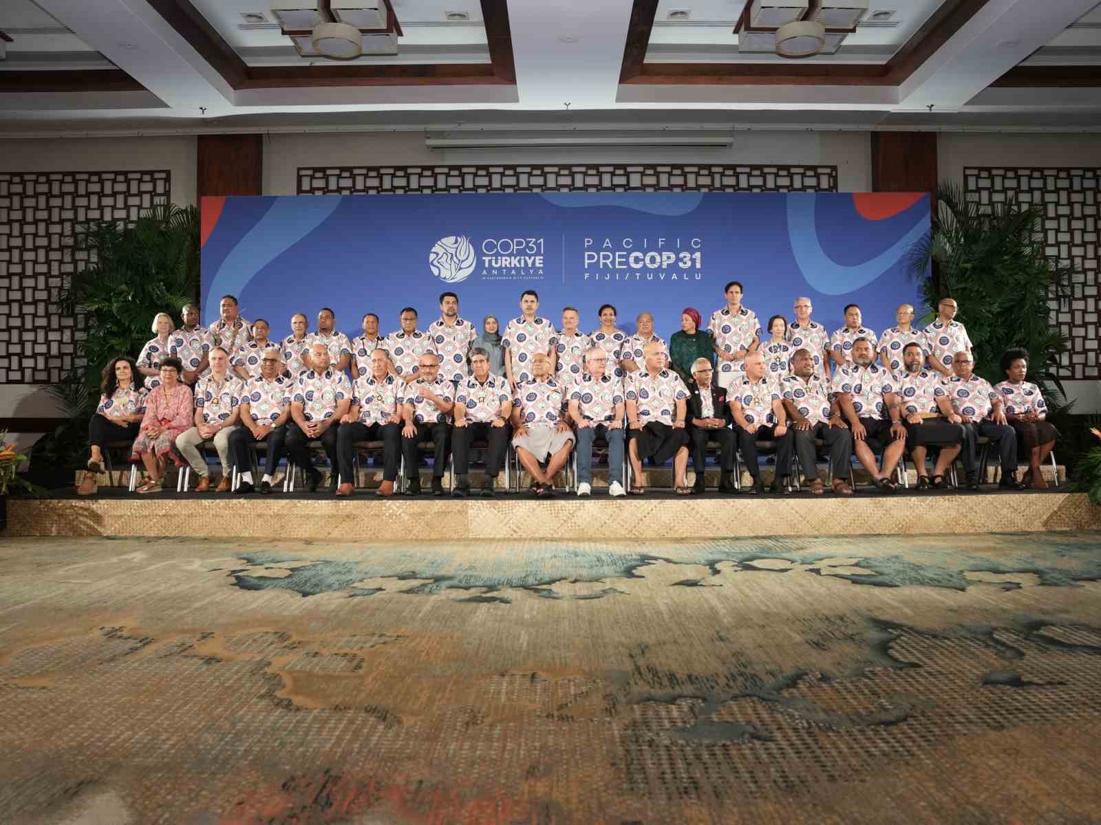 COP31 BAŞKANI KURUM BUGÜN BERABERİNDEKİ LİDERLERLE, İKLİM KRİZİNİN ETKİLERİ SONUCU SU ALTINDA KALMA RİSKİYLE KARŞI KARŞIYA OLAN TUVALU’YU ZİYARETİNİN ARDINDAN FİJİ’YE GEÇEREK BURADA DÜZENLENEN LİDERLER GENEL OTURUMU’NDA KONUŞTU.