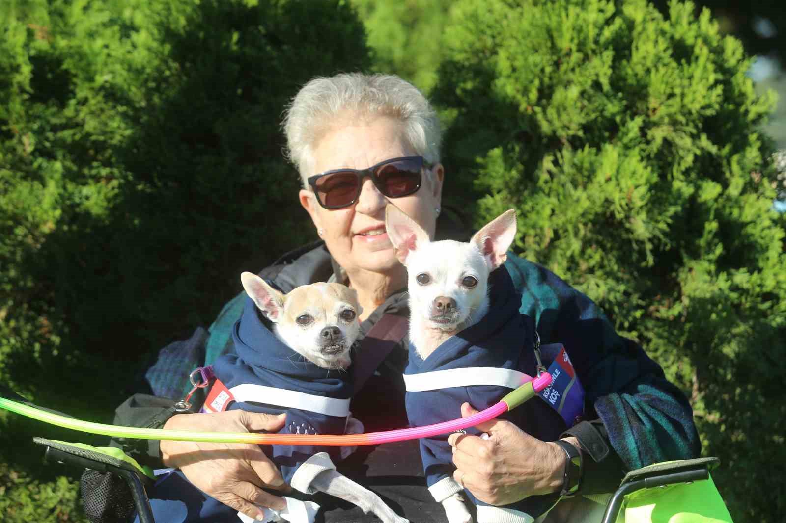 BURSA'DA BU YIL 13'ÜNCÜSÜ DÜZENLENEN EKER I RUN KAPSAMINDA İLK KEZ GERÇEKLEŞTİRİLEN "KÖPEĞİNLE KOŞ" ETKİNLİĞİ, YÜZLERCE HAYVANSEVER İLE PATİLİ DOSTLARINI AYNI PARKURDA BULUŞTURDU.