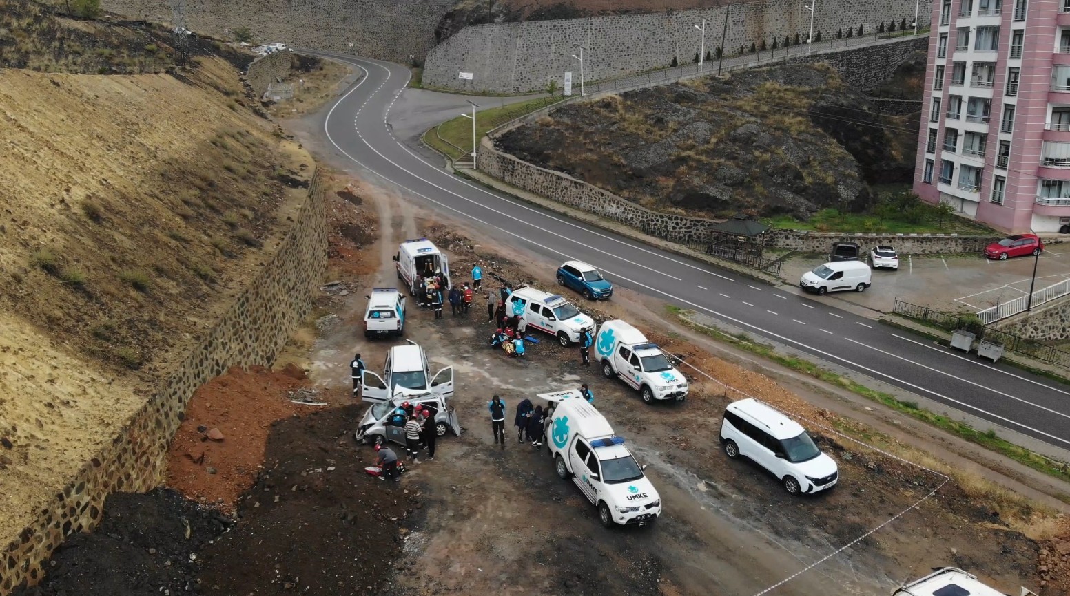 GÜMÜŞHANE’DE UMKE EKİPLERİ, HEYELAN SONRASI TRAFİK KAZASI SENARYOSUYLA MEDİKAL KURTARMA TATBİKATI GERÇEKLEŞTİRDİ.