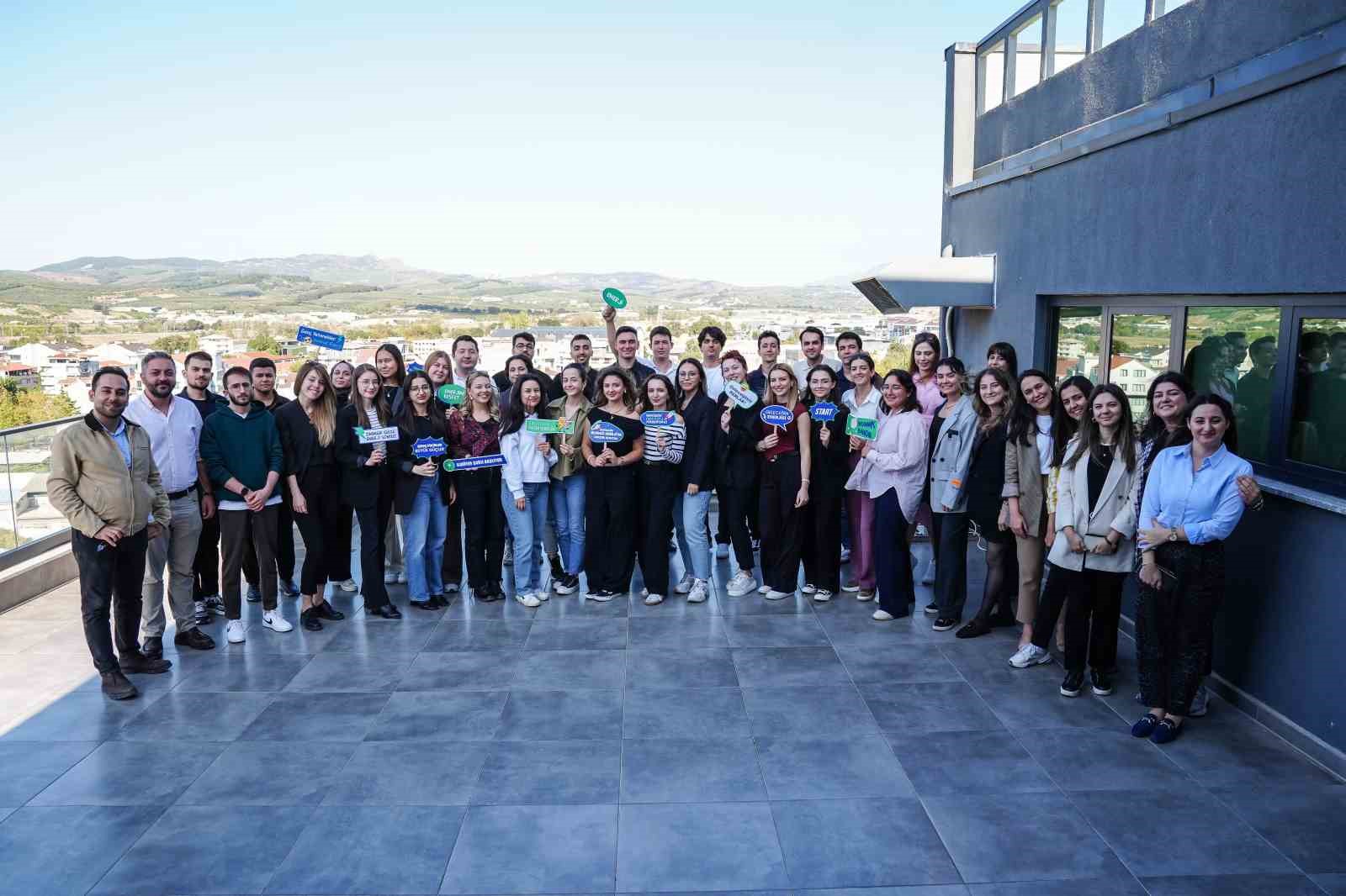 GENÇLERİN ÜNİVERSİTEDE EDİNDİKLERİ TEORİK BİLGİLERİ İŞ HAYATINDAKİ UYGULAMALARLA BULUŞTURMALARINI HEDEFLEYEN PROGRAMDA, ÖĞRENCİLER FARKLI DEPARTMANLARDA GÖREV ALARAK İŞ SÜREÇLERİNİ YAKINDAN TANIYOR. 2026-2027 DÖNEMİNDE PROGRAMA KATILAN 38 ÖĞRENCİ, FARKLI EKİP VE ÇALIŞMA ALANLARINDA DENEYİM KAZANARAK KARİYER YOLCULUKLARINA HAZIRLANIYOR.