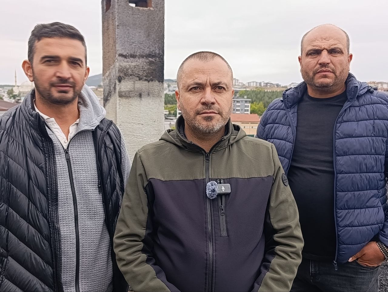 YANGININ ÇIKTIĞI ÇEVİK KONAKLARI APARTMANI YÖNETİCİSİ MEHMET ARIASLAN (ORTADA), MAĞDURİYET YAŞADIKLARINI İFADE EDEREK, KENDİLERİNİ YOL GÖSTERİLMESİNİ BEKLEDİKLERİNİ SÖYLEDİ.