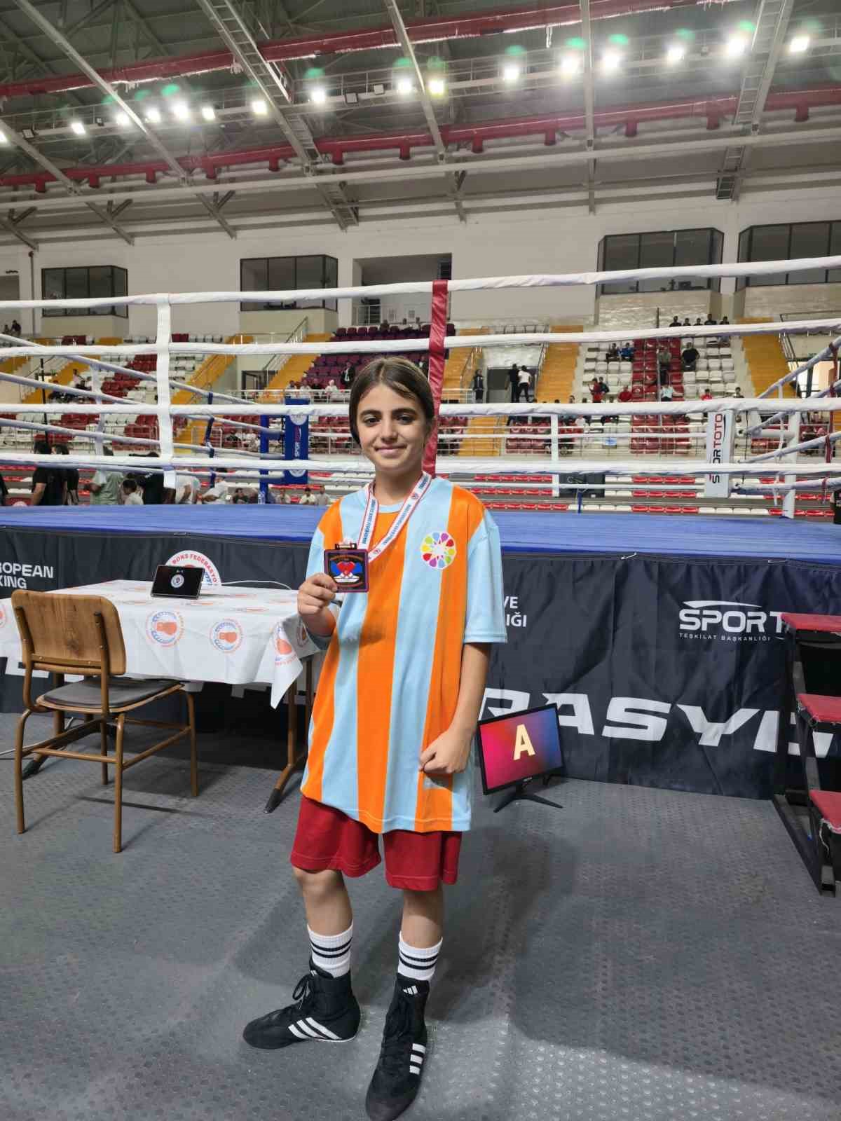KOCASİNAN BELEDİYESİ SPOR KULÜBÜ, TÜRK SPORUNA YENİ ŞAMPİYONLAR KAZANDIRMAYA DEVAM EDİYOR. KOCASİNAN’IN ALTYAPISINDAN YETİŞEN GENÇ SPORCU BELGİN ERSOY, 7-15 AĞUSTOS 2026 TARİHLERİ ARASINDA SİVAS’TA DÜZENLENEN U-13 ERKEKLER VE KADINLAR TÜRKİYE BOKS ŞAMPİYONASI’NDA 34 KİLOGRAMDA TÜRKİYE ŞAMPİYONU OLARAK BÜYÜK BİR BAŞARIYA İMZA ATTI.