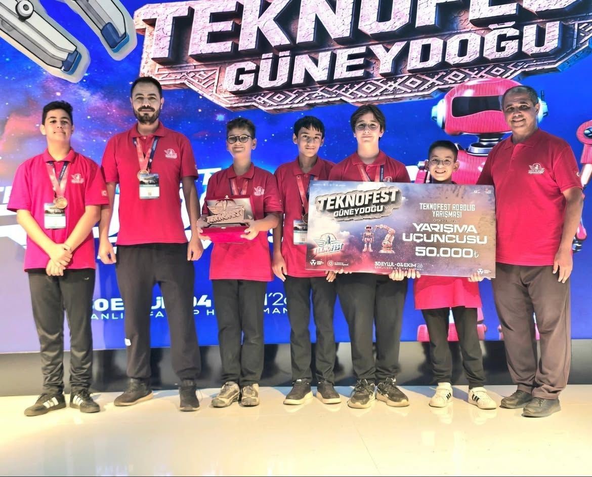 NALAN-MUSTAFA KAYNAK BİLİM VE SANAT MERKEZİ ÖĞRENCİLERİ, TEKNOFEST 2026’DA İKİ TÜRKİYE BİRİNCİLİĞİ, BİR TÜRKİYE ÜÇÜNCÜLÜĞÜ VE BİR TÜRKİYE BEŞİNCİLİĞİ ELDE ETTİ. UZAYDAN ROBOTİK TEKNOLOJİLERE, SAĞLIKLI YAŞAMDAN ÇEVRESEL FARKINDALIĞA UZANAN PROJELERLE YARIŞAN ÖĞRENCİLER, DENİZLİ’NİN BİLİM VE TEKNOLOJİ ALANINDAKİ BAŞARISINI BİR KEZ DAHA ORTAYA KOYDU.