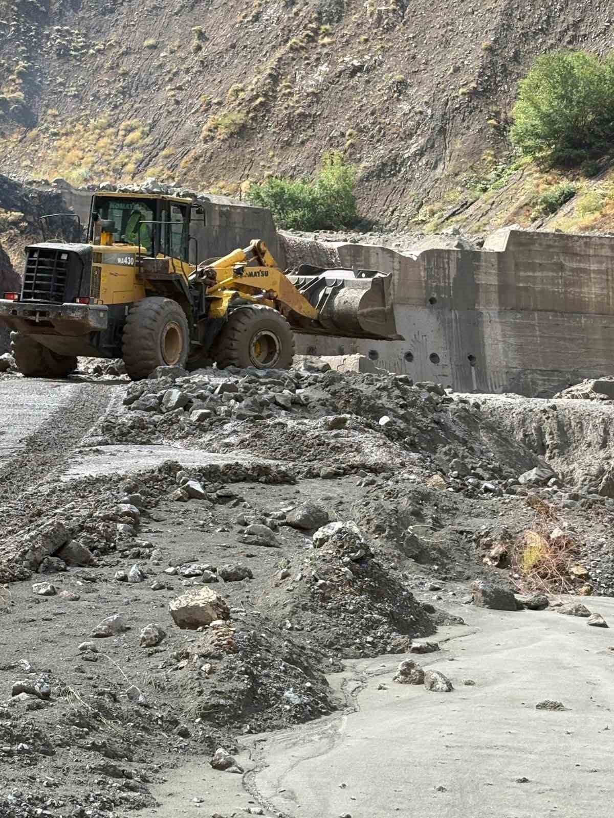 TUNCELİ’DE ETKİLİ OLAN SAĞANAK YAĞIŞTAN DOLAYI, KÖY YOLLARI ZARAR GÖRDÜ. İL ÖZEL İDARESİ EKİPLERİ, YAŞANAN OLAYIN ARDINDAN HEMEN HAREKETE GEÇEREK ÇALIŞMALARA BAŞLADI