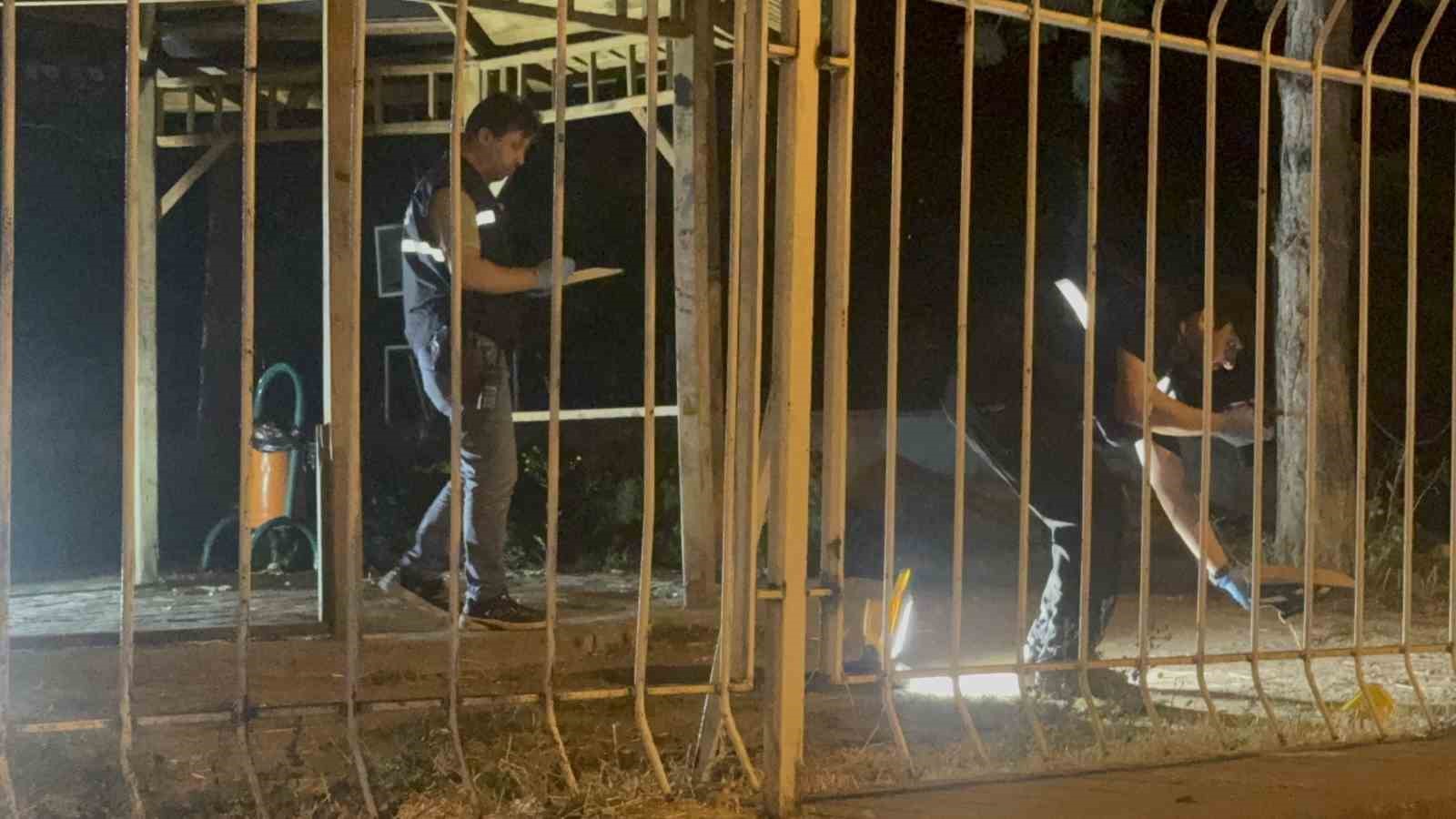 TOKAT’TA OKUL BAHÇESİNDE İKİ GRUP ARASINDA ÇIKAN KAVGADA 1 KİŞİ 3 YERİNDEN BIÇAKLANARAK AĞIR YARALANDI.