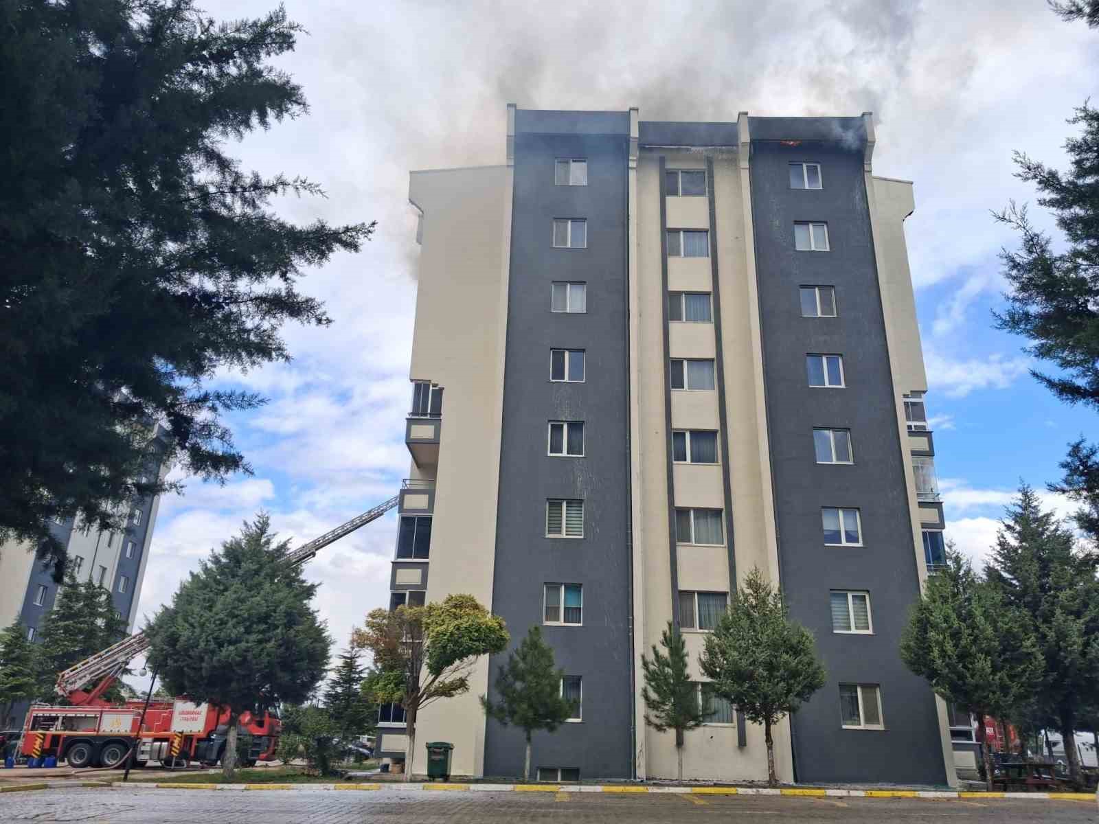 LÜLEBURGAZ İLÇESİNDE BİR BİNANIN ÇATISINDA ÇIKAN YANGINDA ALEVLER METRELERCE YÜKSELDİ.
