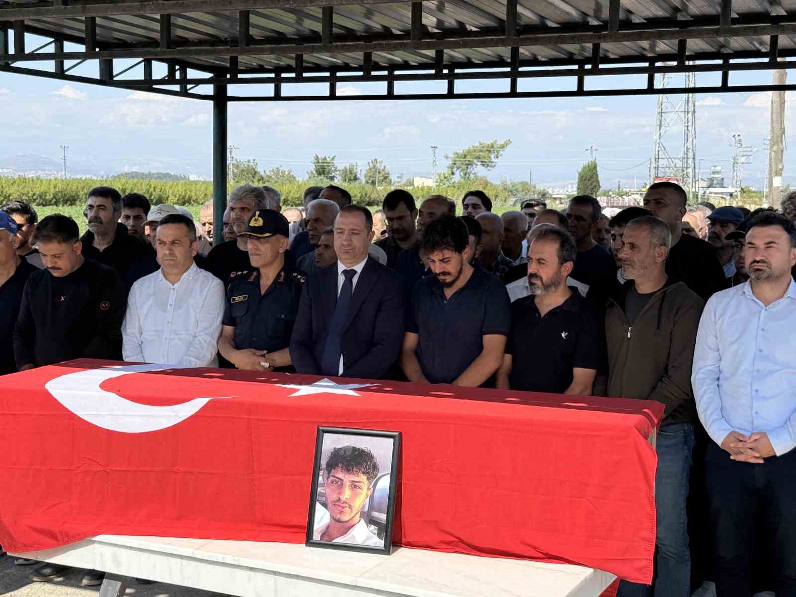 KUZEY KIBRIS TÜRK CUMHURİYETİ'NİN (KTKC) GİRNE KENTİ AÇIKLARINDA MEYDANA GELEN GEMİ FACİASININ ARDINDAN SÜRDÜRÜLEN ARAMA ÇALIŞMALARI KAPSAMINDA NAAŞI BULUNAN ÜNİVERSİTE ÖĞRENCİSİ ÖZGÜR GÖNÜL'ÜN CENAZESİ MERSİN'İN TARSUS İLÇESİNDE TOPRAĞA VERİLDİ.
