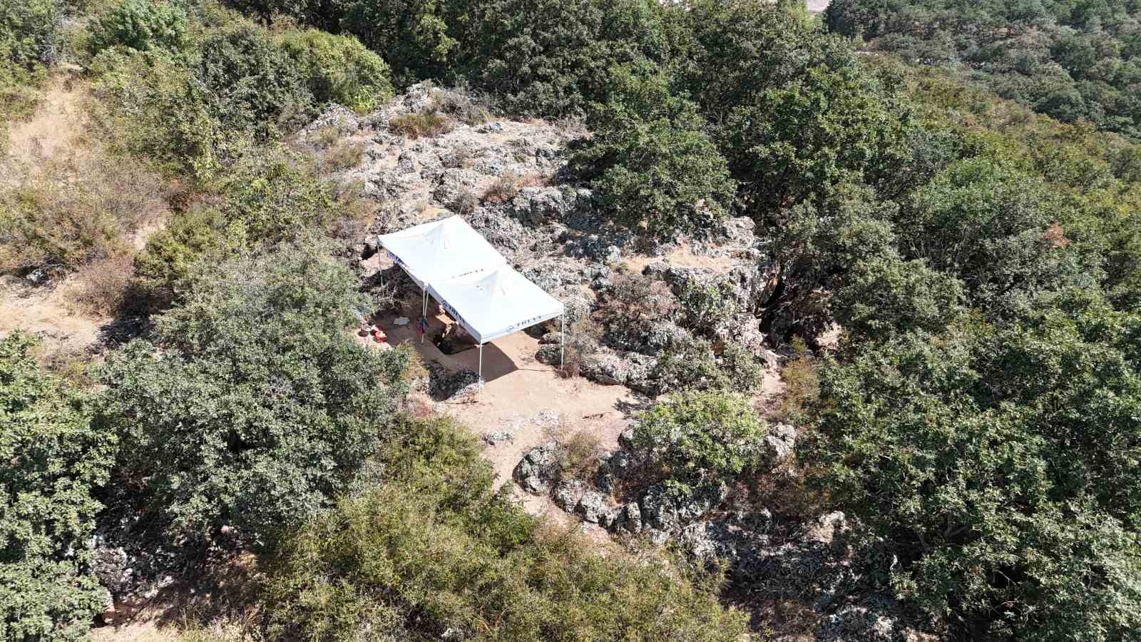 ÇANAKKALE'NİN ÇAN İLÇESİNE BAĞLI BAHADIRLI KÖYÜ SINIRLARI İÇERİSİNDE 2017 YILINDAN BU YANA DEVAM EDEN İNKAYA MAĞARASI KAZI ÇALIŞMALARINDA BU YIL GEÇMİŞ YILLARDA TARİHLENDİRME YAPILAN 86 BİN YILLIK HAYAT İZLERİ BULUNAN BÖLGEDE E-DNA UYGULAMASI YAPILACAK.