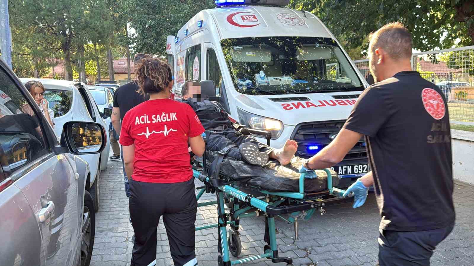 MUĞLA’NIN MENTEŞE İLÇESİNDE OKUL ÇIKIŞINDA EVİNE GİTMEK ÜZERE YÜRÜYEN ORTAOKUL ÖĞRENCİSİ, BİR OTOMOBİLİN AYAĞININ ÜZERİNDEN GEÇMESİ SONUCU YARALANDI.