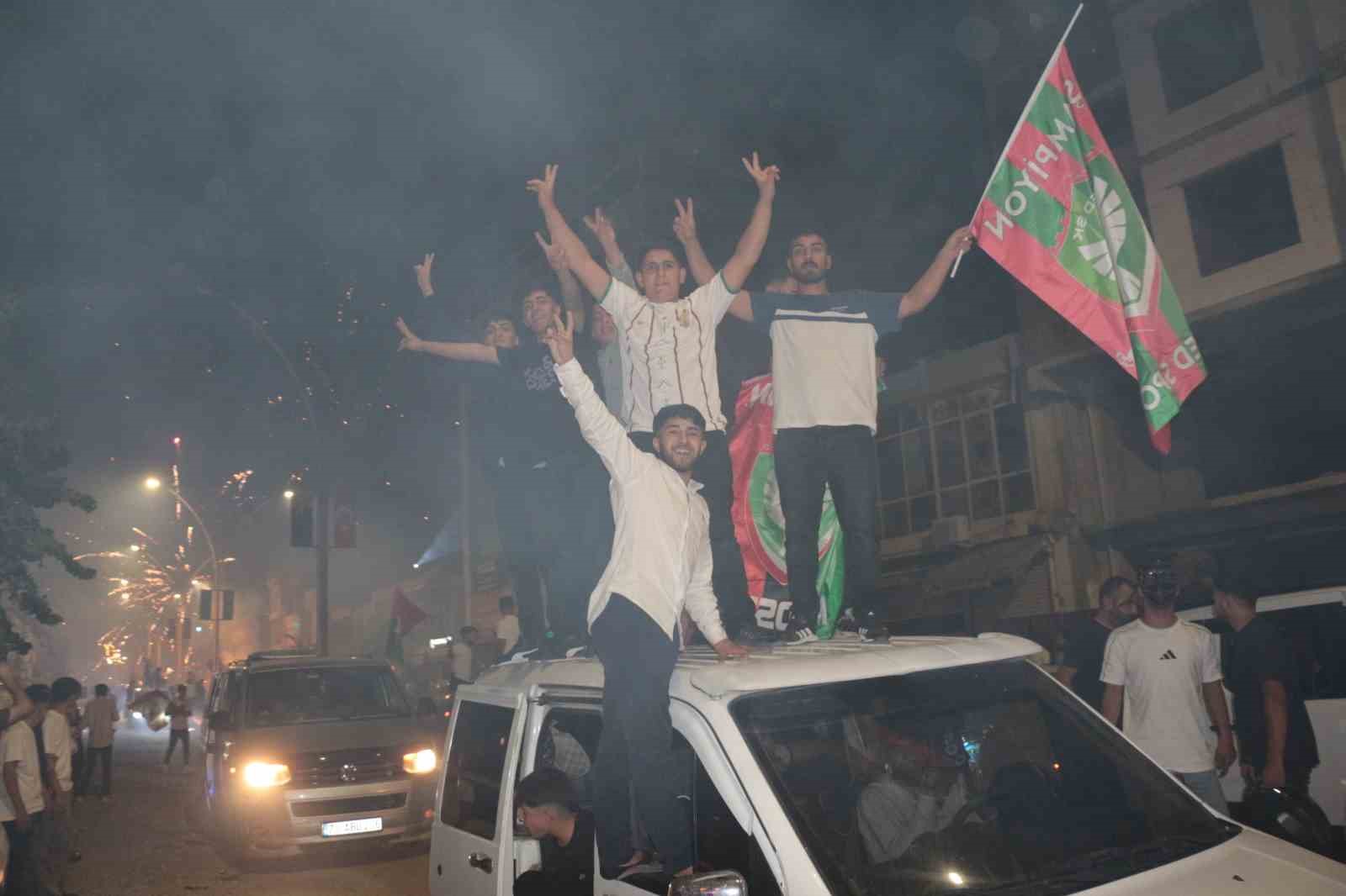 TRENDYOL SÜPER LİG’İN 6. HAFTASINDA AMED SPORTİF FAALİYETLER’İN SAHASINDA BEŞİKTAŞ’I 3-2 MAĞLUP ETMESİ, DİYARBAKIR’IN YANI SIRA ŞIRNAK’IN CİZRE İLÇESİNDE DE SOKAKLARI PANAYIR ALANINA ÇEVİRDİ.
