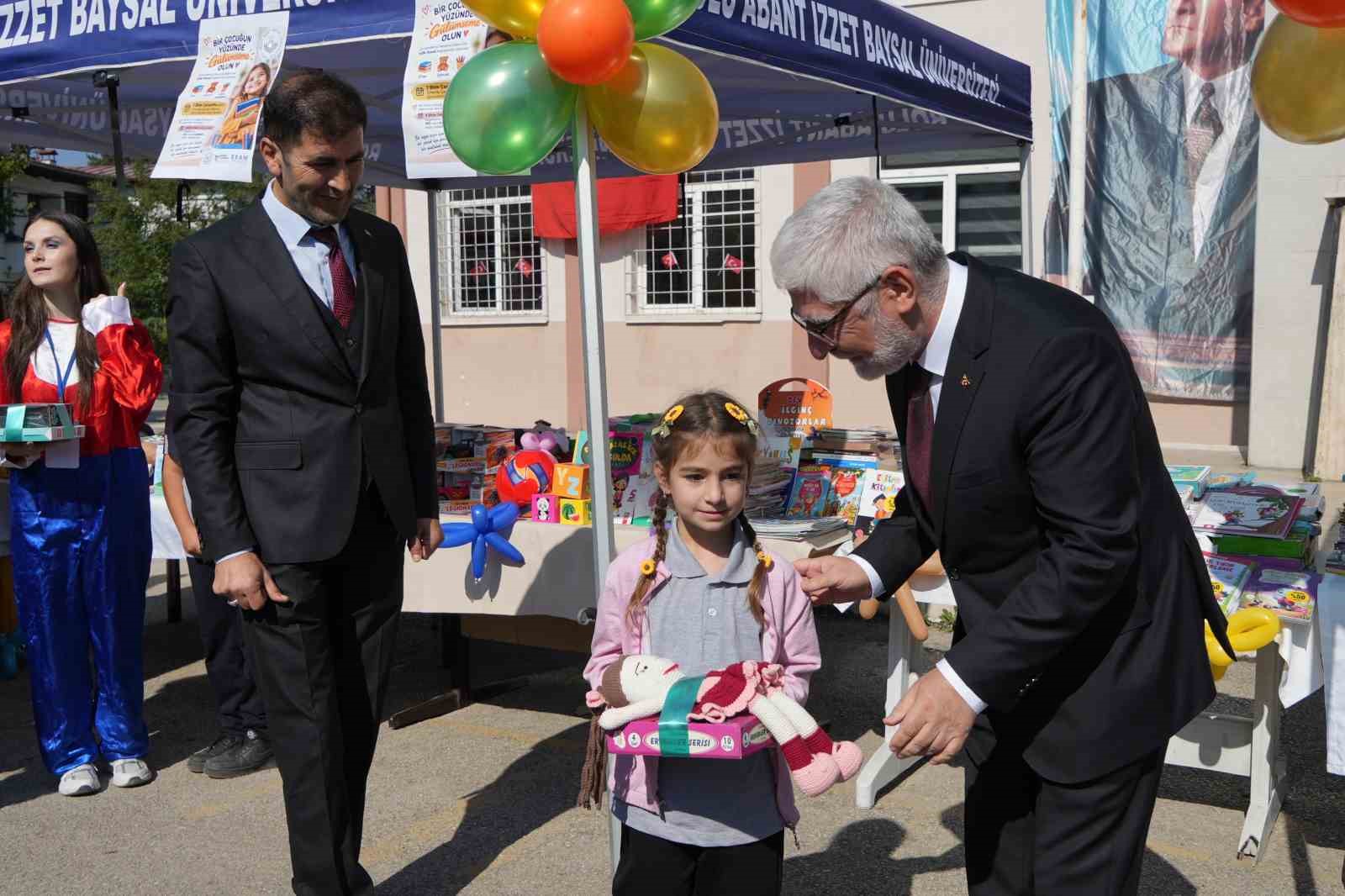 BOLU ABANT İZZET BAYSAL ÜNİVERSİTESİ’NDE (BAİBÜ) HAZİRAN AYINDA DÜZENLENEN PERSONEL ETKİNLİĞİNDE KURULAN "İYİLİK STANDI"NDA TOPLANAN YAKLAŞIK BİN KİTAP VE 250 OYUNCAK, BOLU ÇİMENTO ÇAYDURT İLKOKULU ÖĞRENCİLERİNE DAĞITILDI. ETKİNLİKTE YÜZLERİ BOYANAN ÇOCUKLAR KEYİFLİ ANLAR YAŞADI.