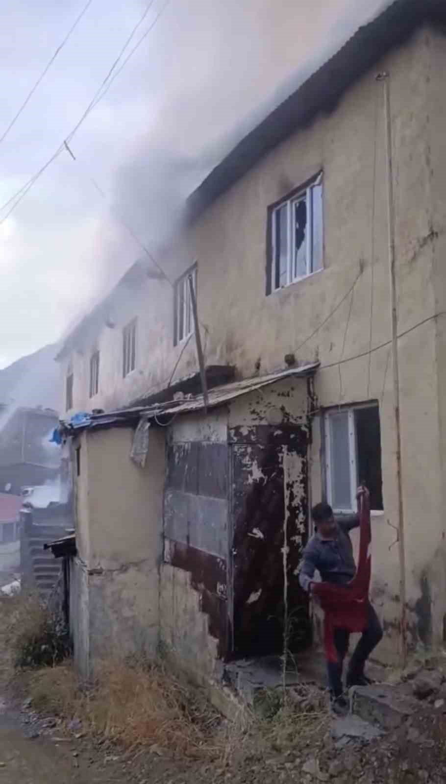 HAKKARİ’NİN YÜKSEKOVA İLÇESİNE BAĞLI DAĞLICA KÖYÜNDEKİ OKUL BİNASINDA ÇIKAN YANGIN SIRASINDA BİR VATANDAŞIN ALEVLERİN ARASINDAKİ TÜRK BAYRAĞINI SON ANDA İNDİREREK KURTARMASI TAKDİR TOPLADI.