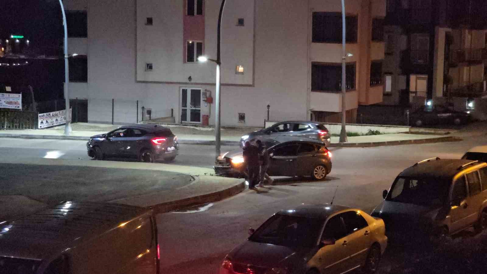 KARABÜK’TE İKİ OTOMOBİLİN KAVŞAKTA ÇARPIŞMASI SONUCU MEYDANA GELEN TRAFİK KAZASINDA 2 KİŞİ YARALANDI.