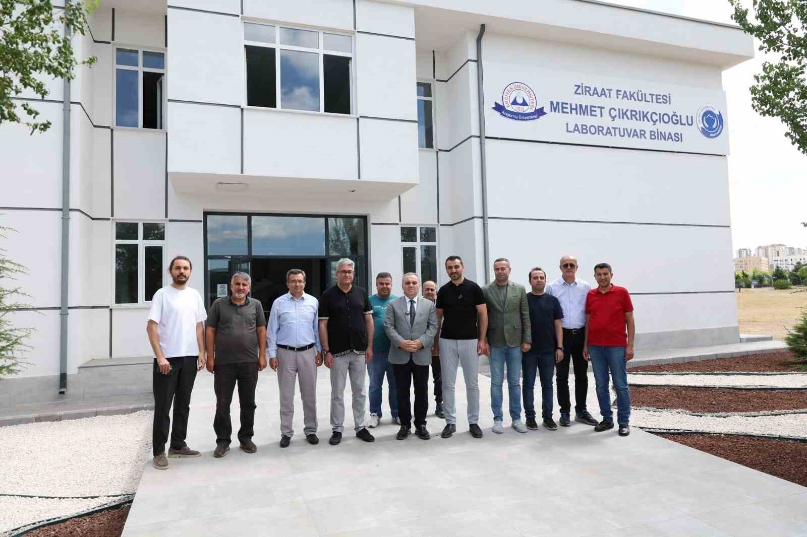 ERCİYES ÜNİVERSİTESİ ZİRAAT FAKÜLTESİNE KAZANDIRILAN VE TOPLAM 21 LABORATUVARDAN OLUŞAN MEHMET ÇIKRIKÇIOĞLU LABORATUVAR BİNASI AÇILIŞA HAZIRLANIYOR. YAKLAŞIK 65 MİLYON TL MALİYETLE HAYATA GEÇİRİLEN LABORATUVARIN, FAKÜLTENİN BİLİMSEL ARAŞTIRMA VE UYGULAMA ALTYAPISINA ÖNEMLİ KATKI SAĞLAMASI HEDEFLENİYOR.