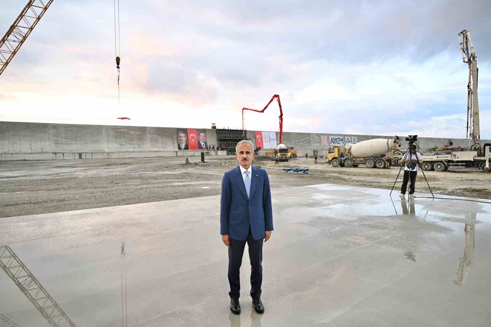 ULAŞTIRMA VE ALTYAPI BAKANI ABDULKADİR URALOĞLU, YÜZDE 82 FİZİKİ GERÇEKLEŞMEYE ULAŞAN RİZE İYİDERE LOJİSTİK LİMANI'NIN SON ANO KRONMAN BETON DÖKÜM TÖRENİ'NE KATILDI