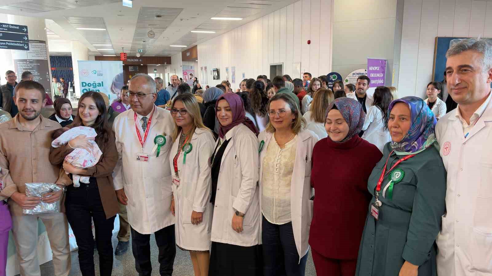NORMAL DOĞUMA İLİŞKİN FARKINDALIĞIN ARTIRILMASI, ANNE ADAYLARININ DOĞUM SÜRECİ HAKKINDA DOĞRU VE GÜVENİLİR BİLGİYE ULAŞMASININ SAĞLANMASI AMACIYLA HAZIRLANAN STANTTA, KADIN DOĞUM DOKTORLARI TARAFINDAN ZİYARETÇİLERE ÇEŞİTLİ BİLGİLER AKTARILDI.