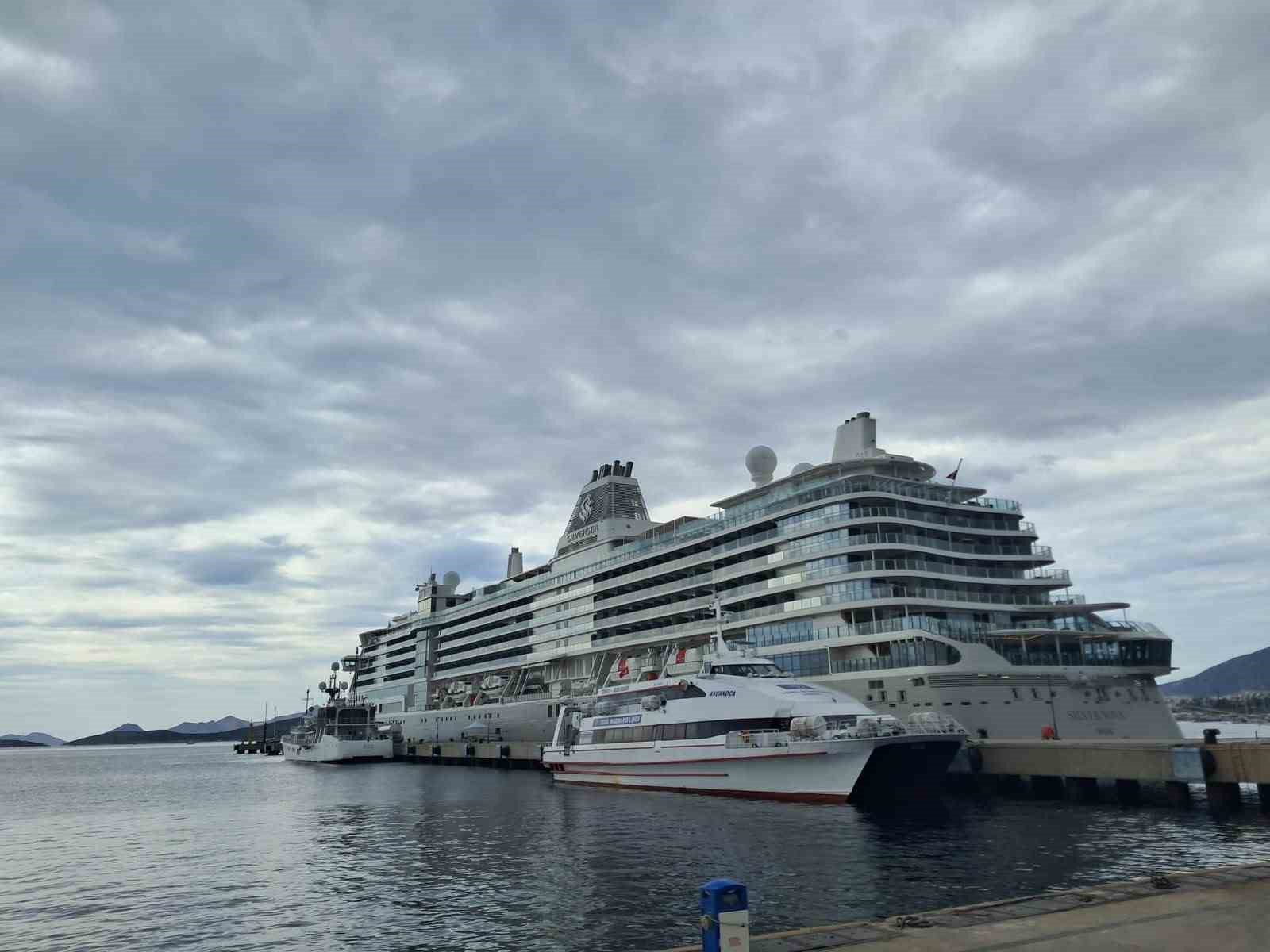 BODRUM, KRUVAZİYER TURİZMİYLE HAREKETLİ GÜNLERİNDEN BİRİNİ YAŞARKEN, BAHAMALAR BAYRAKLI 243 METRE UZUNLUĞUNDAKİ SİLVER NOVA İLÇEYE 351 TURİST GETİRDİ.