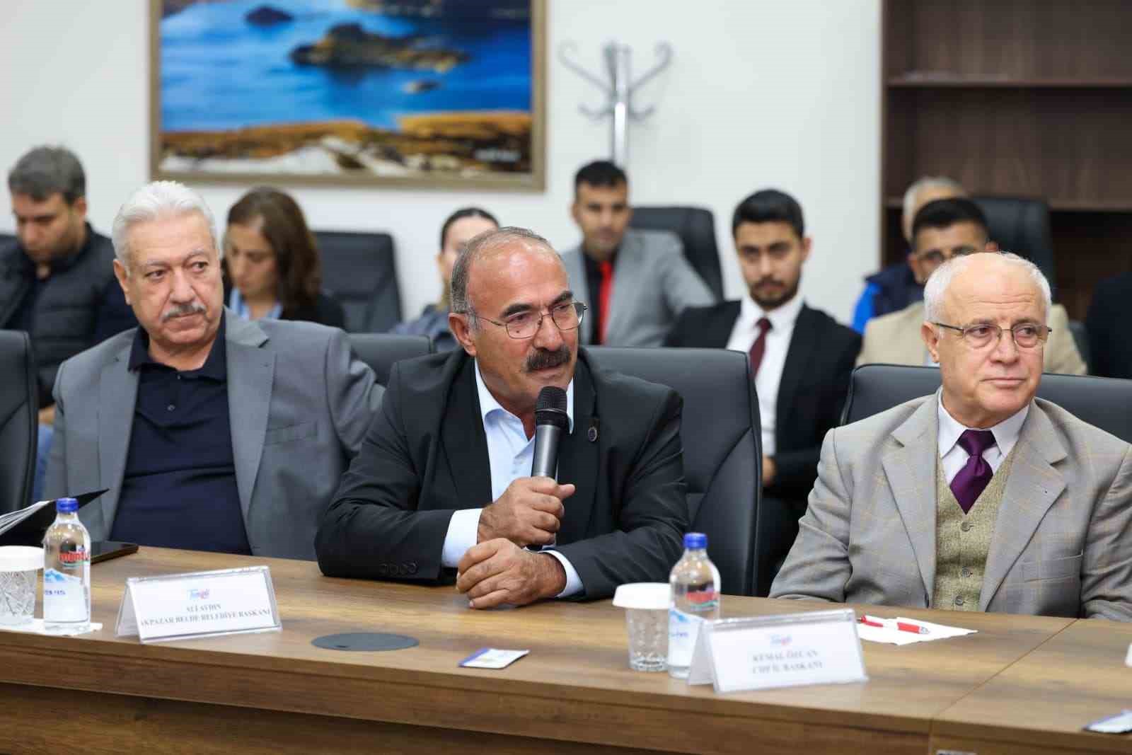 CUMHURBAŞKANI DANIŞMANI, SİVİL DAYANIŞMA PLATFORMU BAŞKANI AYHAN OĞAN, "TERÖRSÜZ TÜRKİYE’YE GEÇİŞ SÜRECİ BÖLGEDEN, SİYASETTEN, MECLİSTEN TERÖR VESAYETİNİN ARINDIRILMASI DEMEKTİR. ARTIK TÜRKİYE’DE BİR HAK ARAMAK İÇİN VEYA BİR HAK İDDİASI İÇİN VEYA BİR BAŞKA SEBEPTEN DOLAYI SİLAHLANMAYA VE TERÖR EYLEMİ YAPMAYA GEREK YOK DEMEKTİR" DEDİ.